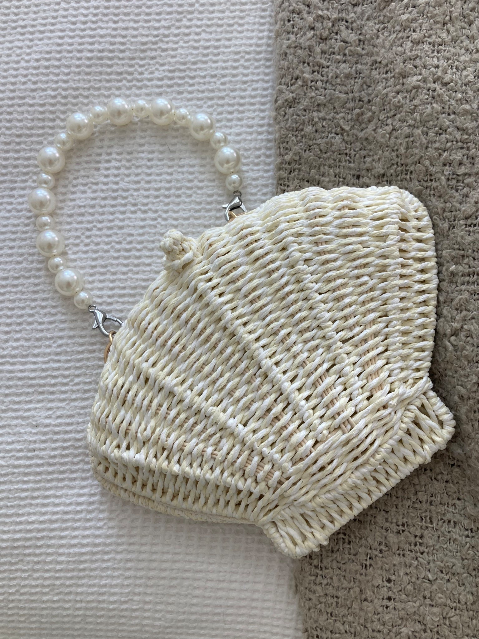 HOW cute is this bag! It comes with a long gold chain and a short chain with different colour stone/pearls on it! I added this little pearl chain to match the dress! @asos #bag 
#eurosummer #baginspo 