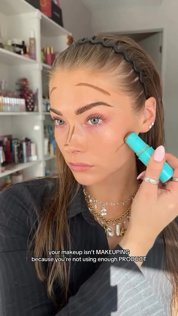 💆🏼‍♀️✨🍓🫧 3 key ways to make your makeup MAKEUP : 

(Everything I used in this video + my shades are in my LTK in bio!) 
1: use more than half a pump of foundation- be GENEROUS (I use 2.5-3 pumps) 
2: build up your products ; in this video, I added two coats of concealer to my under eyes, two layers of cream contour, and used three powder blushes … don’t be afraid to use multiple products or the same product multiple times !! You CAN pick it back up once you put it down !!!￼
3: use hella POWDER (this was scary for me at first bc I have dry skin but as long as u do proper skin prep you should have no problems!!) 

I hope these tips are helpful for someone! <3 xoxo