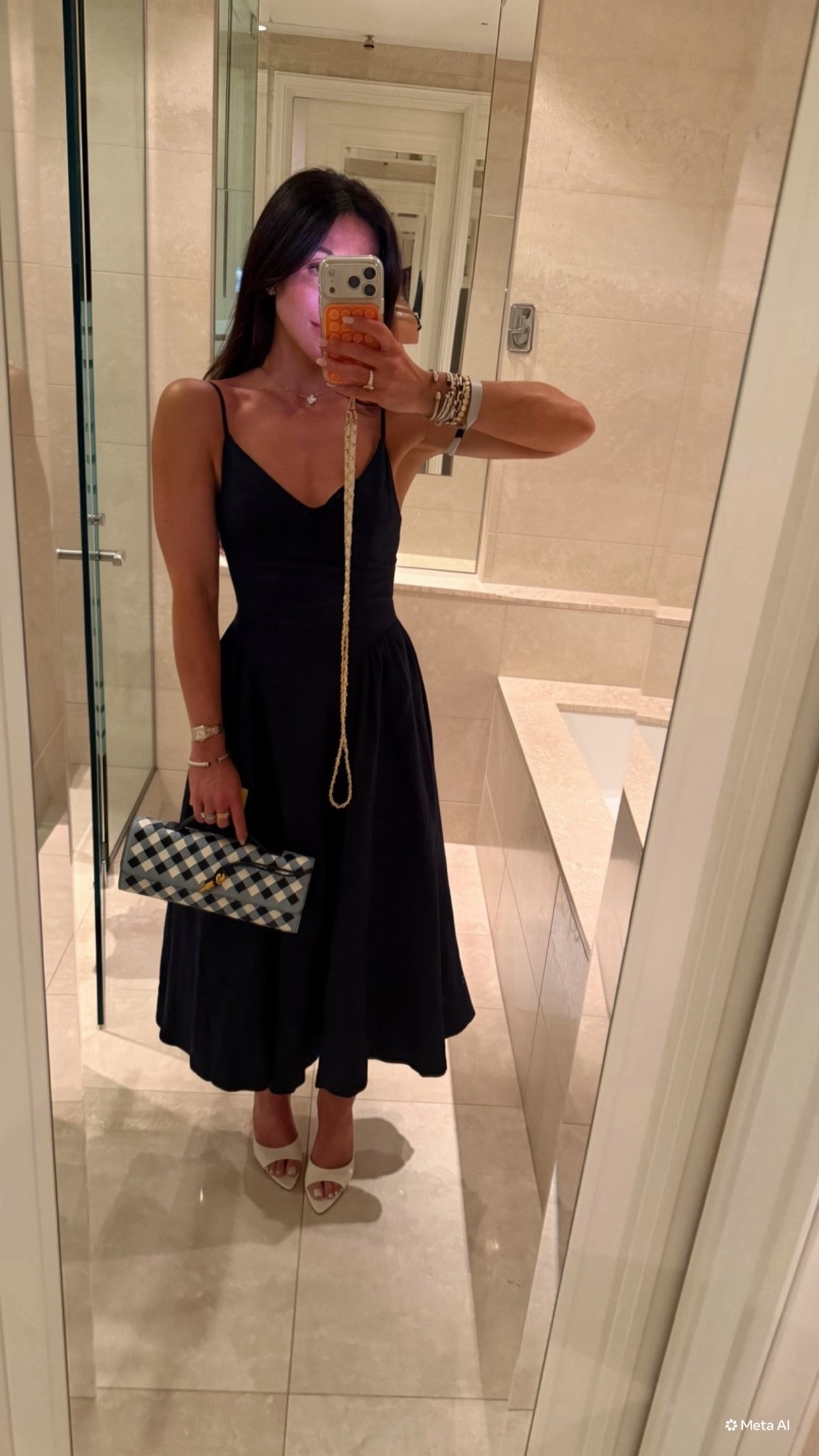 A moment for the dress 🤍
Loved it so much needed it in another colour  💙
Wearing size 0 
@Aritzia