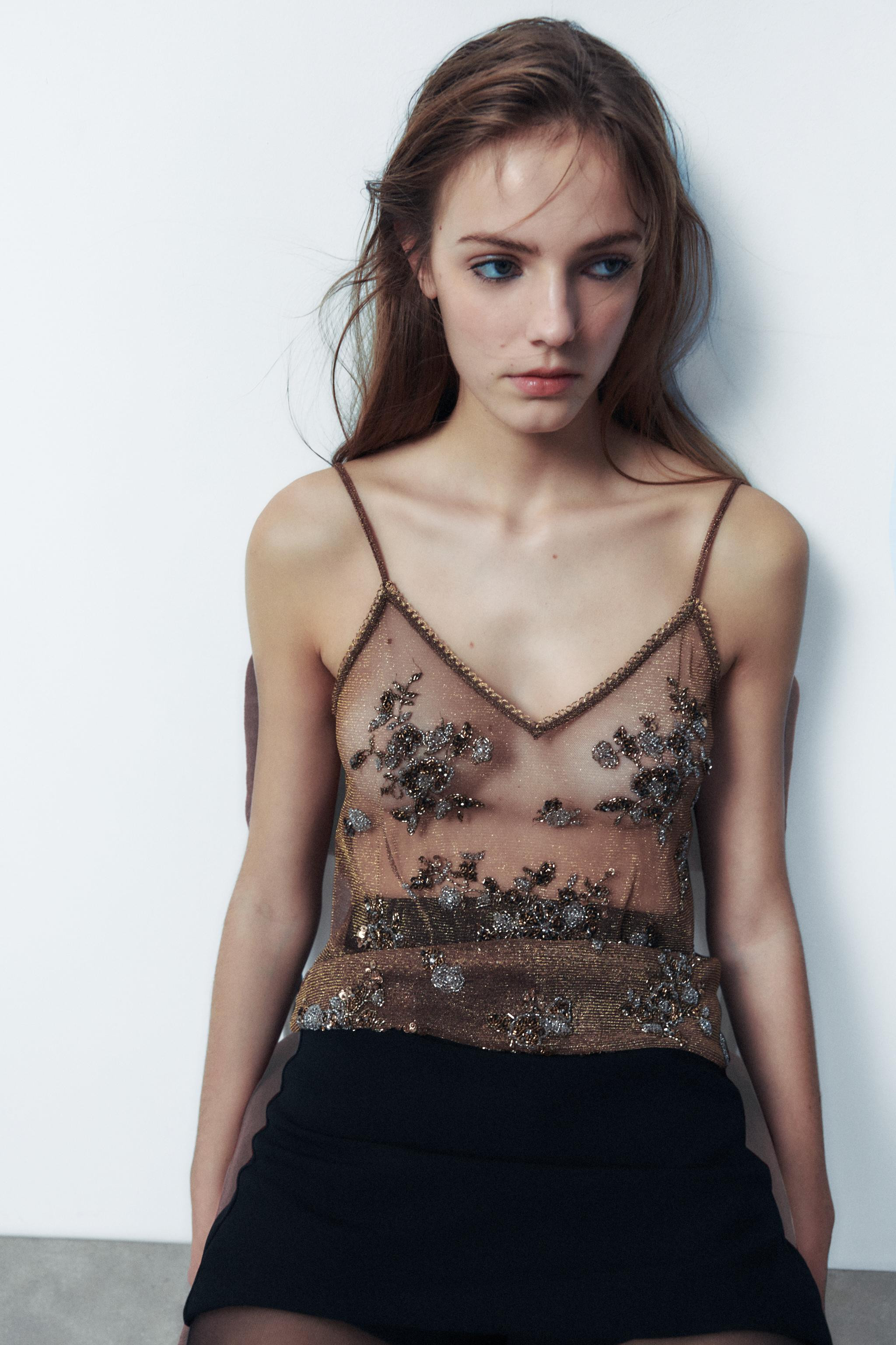 High waist skort. False back double welt pockets. Side hidden in-seam zip closure. | Zara US