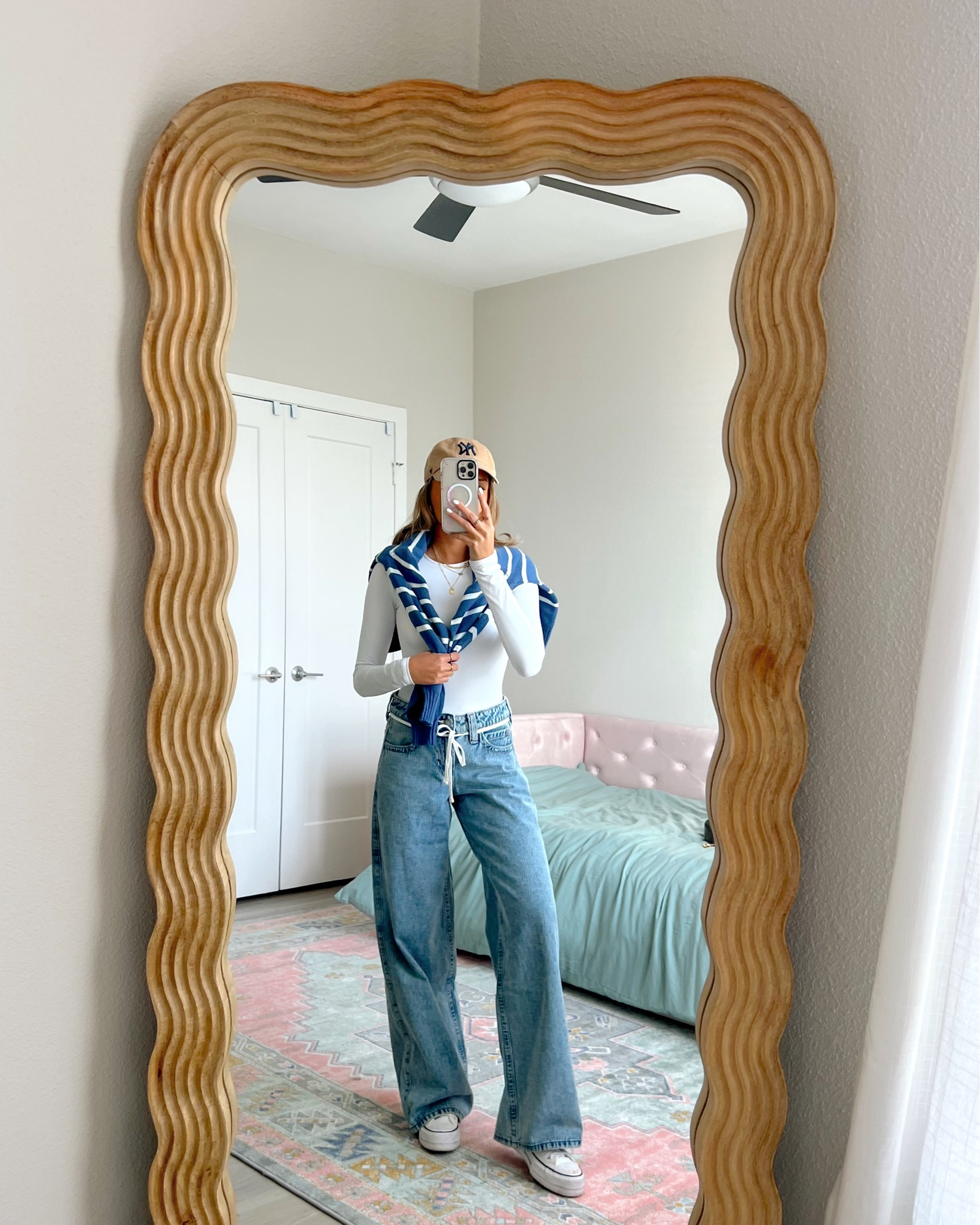 easy causal outfit idea from Hollister. code HCOMCKENZ for an extra 15% off. wearing a 00 long in these stratigraphy leg jeans 💕👖