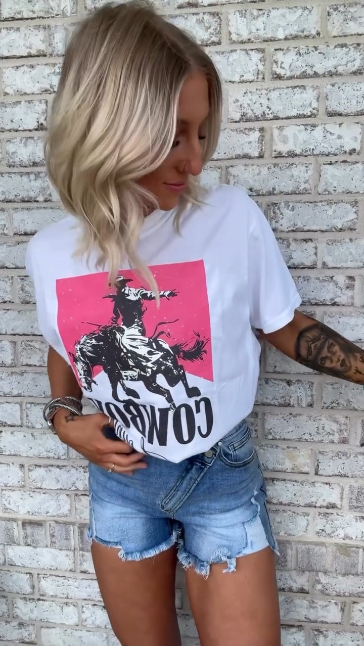 just a girl who loves a good graphic tee + denim moment 🤍 
cowboy country tee | lindsey asymmetrical shorts (med wash)

use code ASHC20 when you shop @willowchicboutique 

#cowboycountry #denim #willowboutique