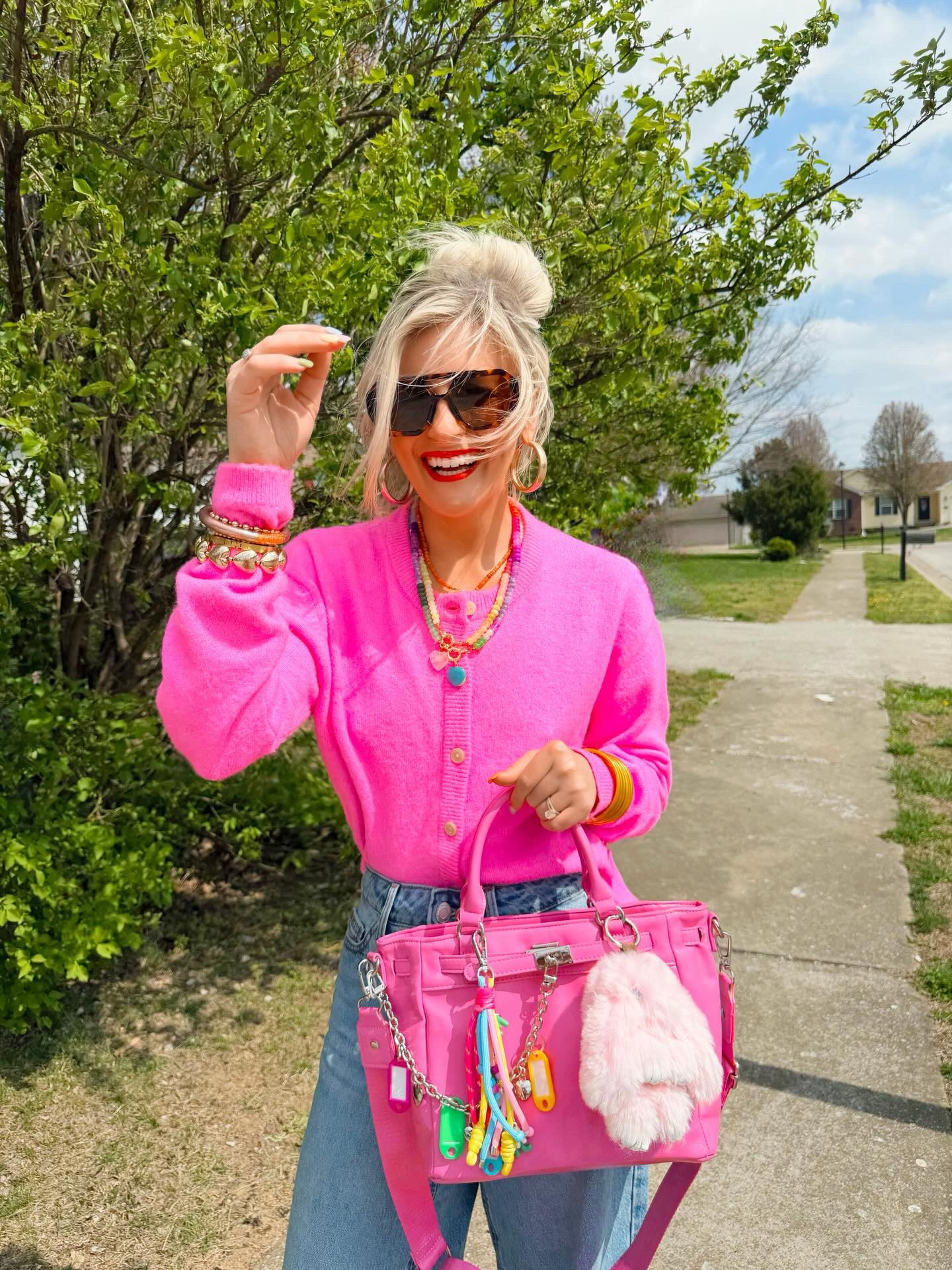 Showed up 24 hours early to my hair appointment, gas is $5, the vet bill was $1200…but we’re still thriving! 🙃🌈 Say ME to shop my look! 💕

These Walmart $15 jeans are working it! 👖👛✨ 

#walmart #walmartfinds #walmartfashion #springfashion #todaysoutfit