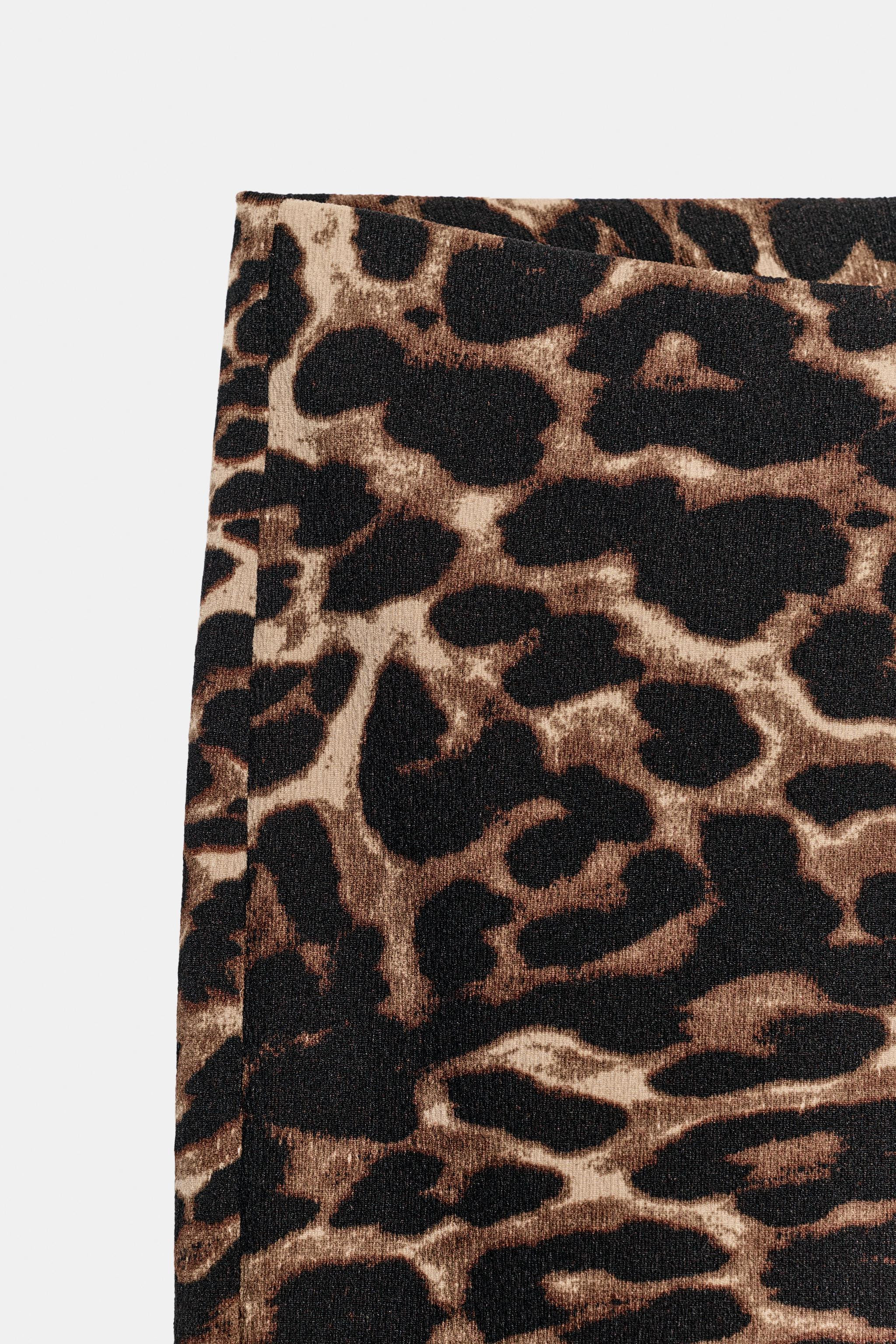 Capri pants made of stretch fabric. Animal print. Mid-rise with elastic waistband. | Zara US