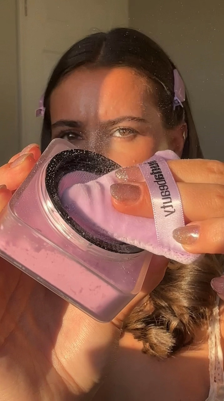 @hudabeauty is killing it with these new easy bake baking powder shades 💜 trying the new (and already viral!!) Ube Birthday Cake which is a cute lilac colour 🧁 so subtle and pretty 🌟


*some items mentioned may be pr gifted with no obligation to post 

#makeup #newmakeup 

#LTKgiftguide #LTKbeauty #LTKuk