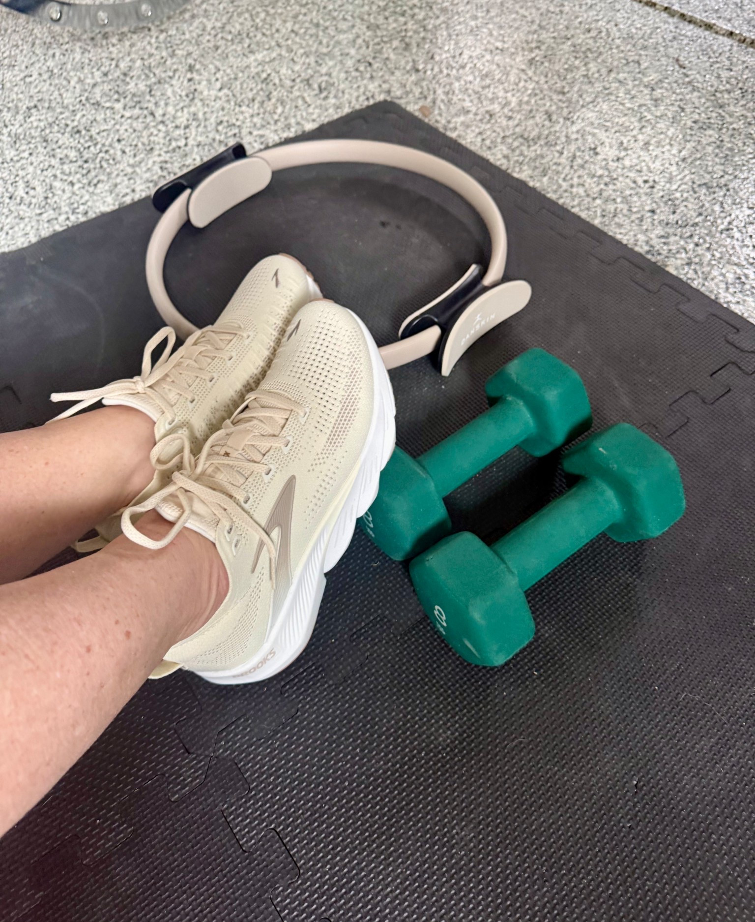 These Brooks Glycerin Flex are great for strength trading & lounges but still supportive💪🏼 @brooksrunning 
#workouts #strengthtraining #athomeworkout #active #morningworkout #workoutsneakers #LTKOver50 #momover50 #activemomover50 


#LTKActive #LTKdayinmylife #LTKfitnessgoals