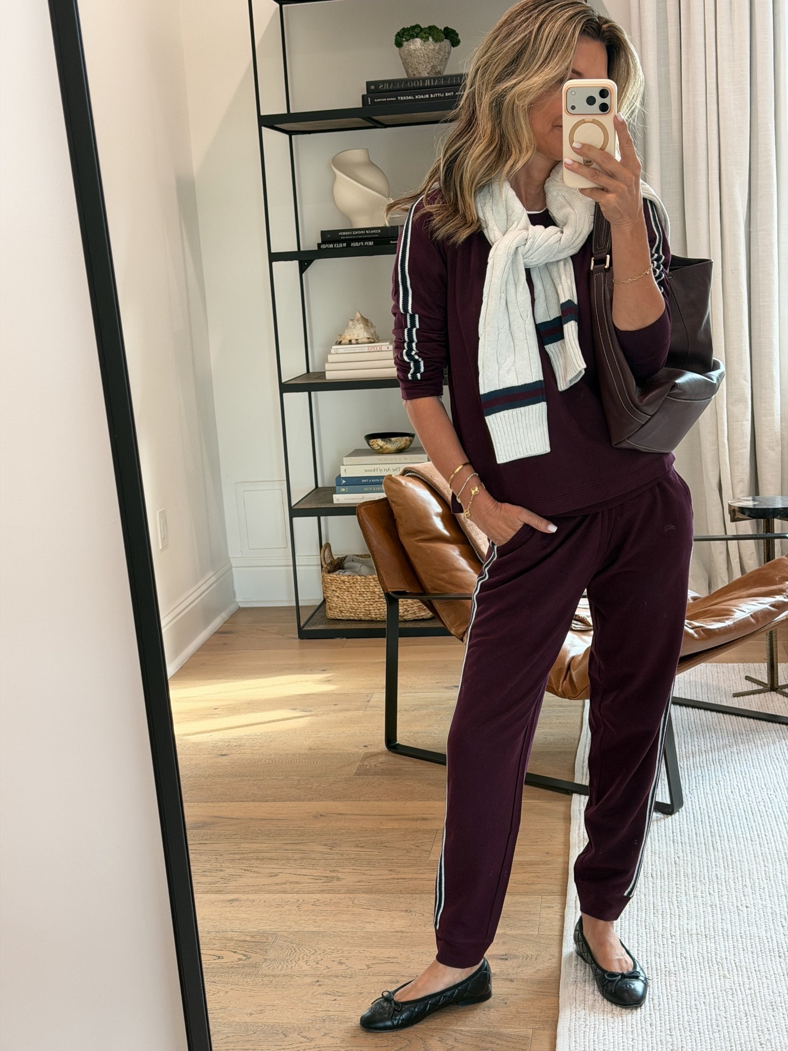 I’m 5’6
-soft burgundy set XS
-cream sweater XS
-woven flat 6.5
-leather bag