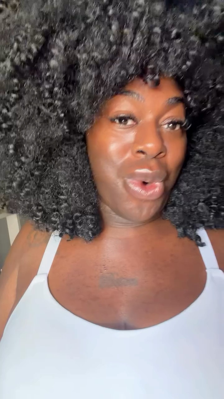 If you’re looking for a fresh scent without wearing a strong perfume these are perfect. @eosproducts have these body mists that are so too tier!!! #bodymist #eos #fragrance #scent #dallasinfluencer