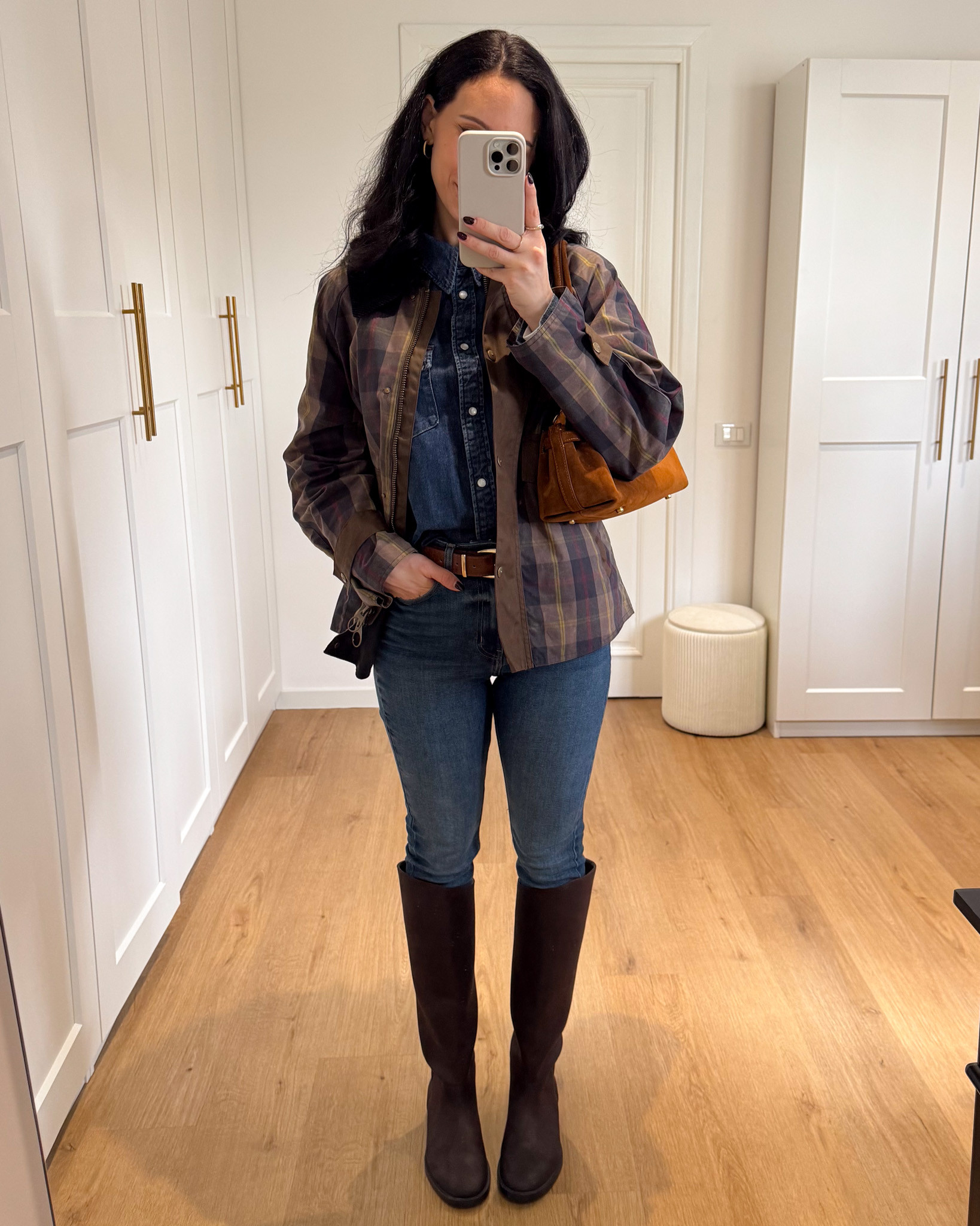 borsa camoscio, stivali marrone, skinny jeans H&M, camicia jeans, parka a quadri 

 #LTKeurope #LTKjeans #LTKautumn