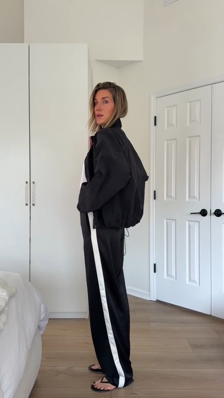 Always looking for inspiration for dressing, as a mom, when your day is filled with running errands and carpooling your kids around! The every day outfits that people don’t always show. An easy outfit to recreate. 

Comment WANT for links sent to your DM’s!