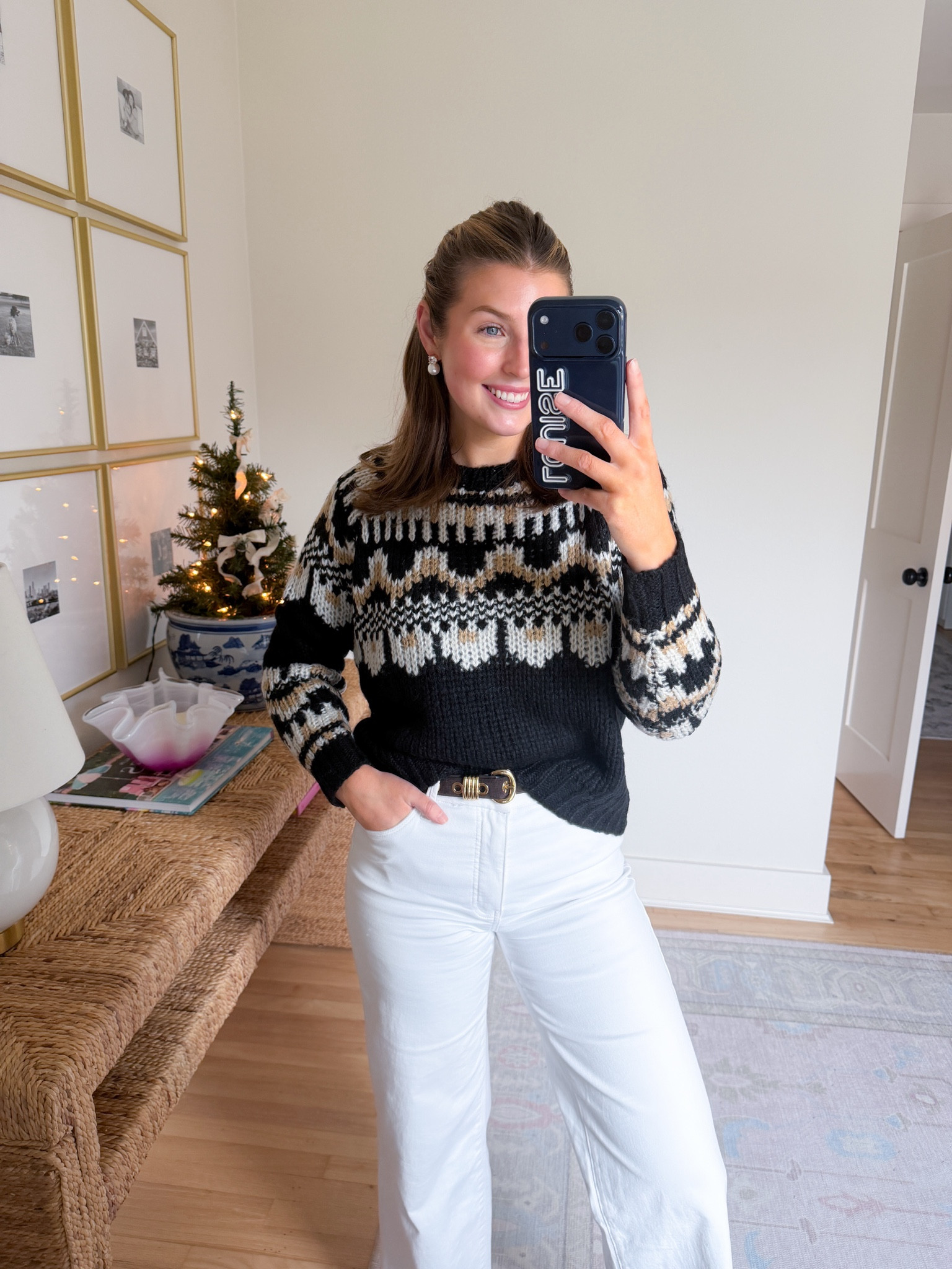 Cute and cozy winter sweater! Wearing a S 