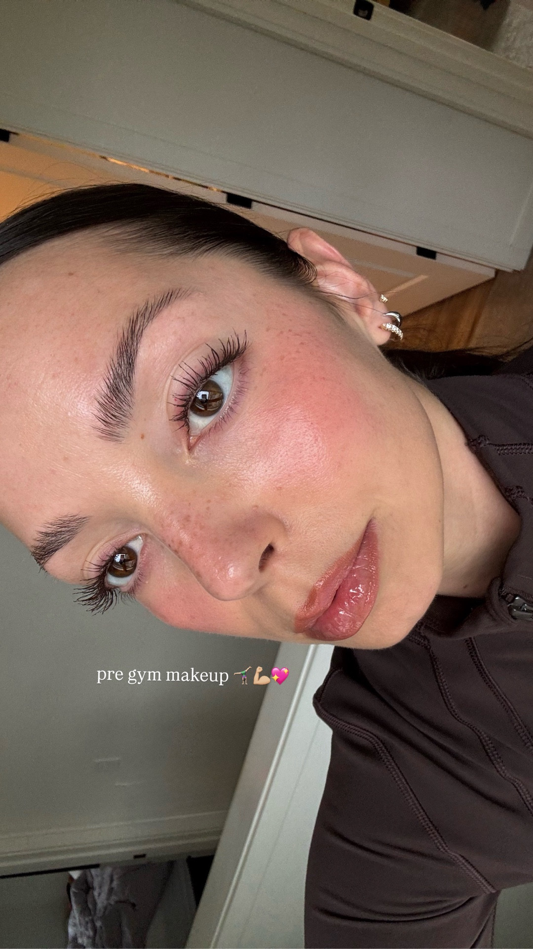 sporty spice makeup routine 🤸🏻‍♀️💪🏼💖✨ do you wear makeup before you workout or play sports? 

firm believer that looking good = feeling good and in turn performing good 🙂‍↔️ try this 5 minute minimal makeup routine before your next sweat sesh for a confidence boost 💞 comment “makeup” & I’ll send you the details ✨ 

grwm, easy makeup, gym makeup, sheer makeup, rhode, spf, glowy makeup, makeup routine