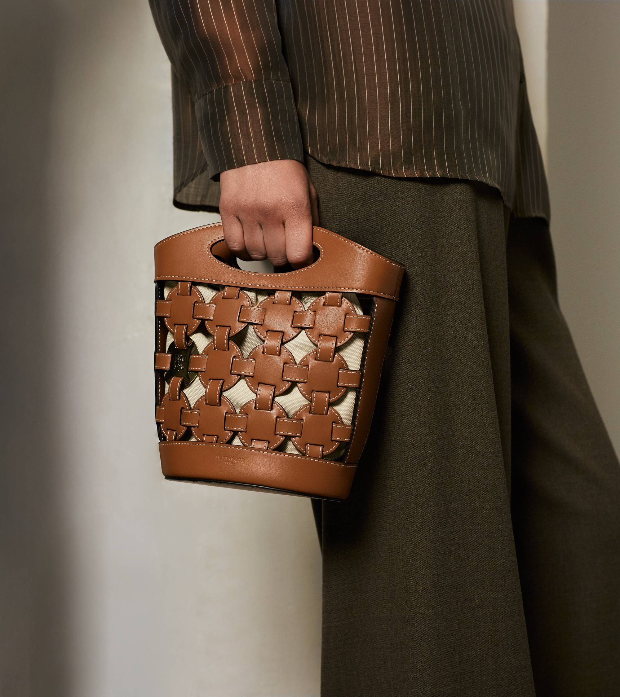 Pequeño bolso cubo Le Potier en tela de algodón y cuero liso. | Le Tanneur