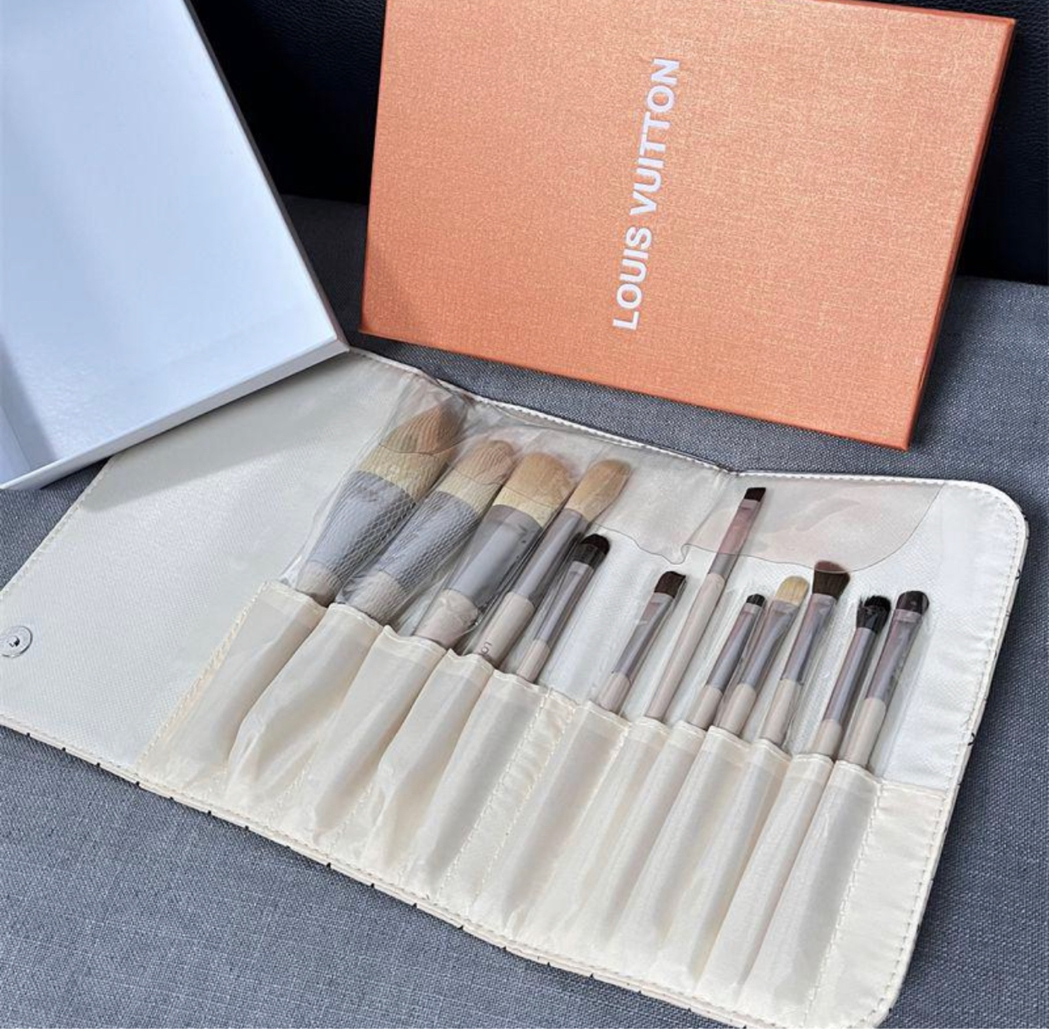 LV make-up brush kit  Louis vuitton makeup, Louis vuitton