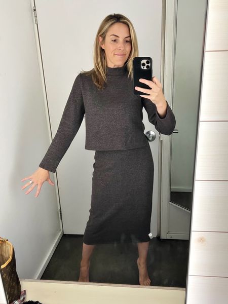 Matching ribbed skirt and top set from Old Navy. This was so cute on! Skirt has an elastic waist band and is high waisted- top is a bit cropped. TTS. Wearing a small in both. Comes in 2 other colors. 




Holiday outfits
Sweater dress
