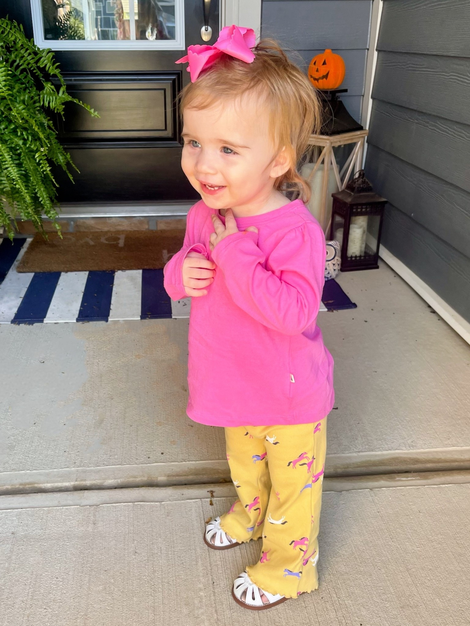 🎀 Caroline’s sweet toddler style 🎀
Bright and playful for fall! Caroline is wearing her babyGap Puff Sleeve Crewneck T-Shirt 💕 paired with babyGap Ribbed Pull-On Print Flare Pants in the cutest yellow print 🌼. We finished the look with her Felix & Flora white sandals 👡 and a big pink HAIRBOWS Girls’ Grosgrain Scalloped Bow 🎀. Perfect for everyday adventures, preschool, or playdates!

🛍 Shop Caroline’s full outfit below ⬇️

#ToddlerStyle #GapFactory #AmazonFinds #KidsFashion #LTKkids


#LTKFindsUnder50 #LTKKids #LTKBaby