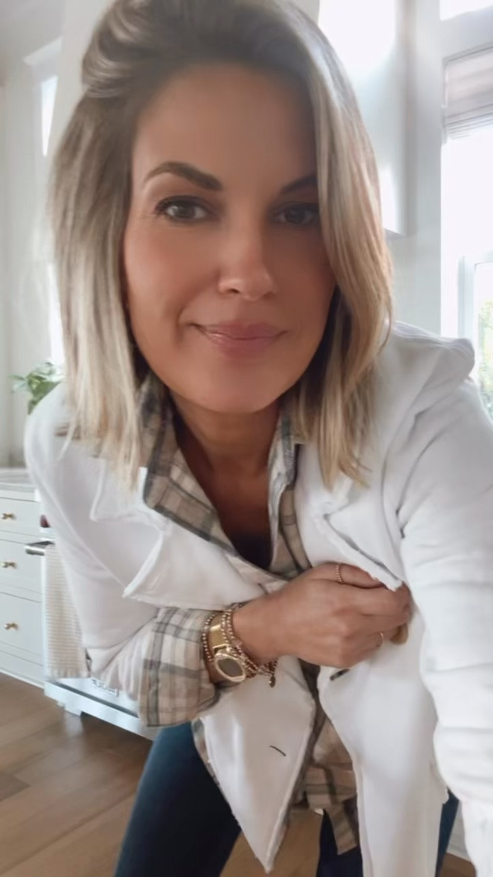 Last minute gift ideas! The @frankandeileen sweatshirt blazer was my 2025 obsession. I also just got this new cozy flannel - it’s so so soft and the perfect winter neutral. I have size small in tops and sized up one in the jeans.

#FrankandEileenPartner #WearLoveRepeat

#LTKOver40 #LTKGiftGuide #LTKootd