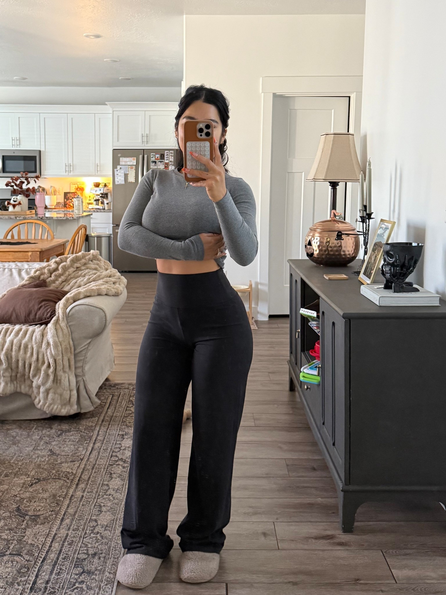 @sotethelabel long sleeve 🩶 obsessed with these pants, I’d size down next time tbh 
wearing a size 4 and they fit relaxed☁️ 

#LTKPetite #LTKActive