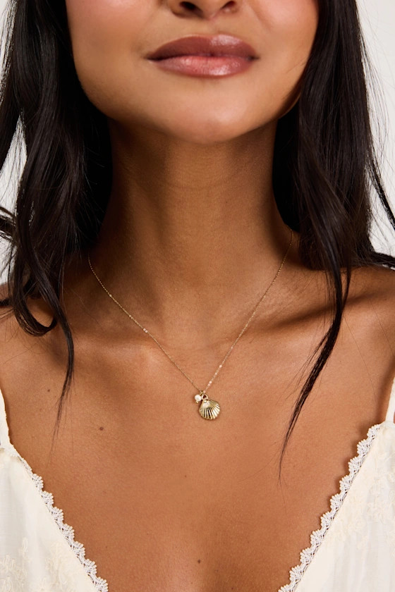 Quinlynn Gold Seashell Pendant Necklace | Lulus