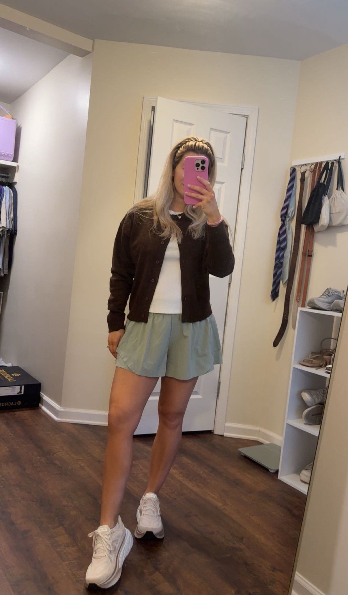 hiii👋🏼 i’m back now that i’m no longer pregnant and my clothes fit me again😂

anyways, u need this cardigan!! only $25 on amazon and suchhh great quality!
wearing size small