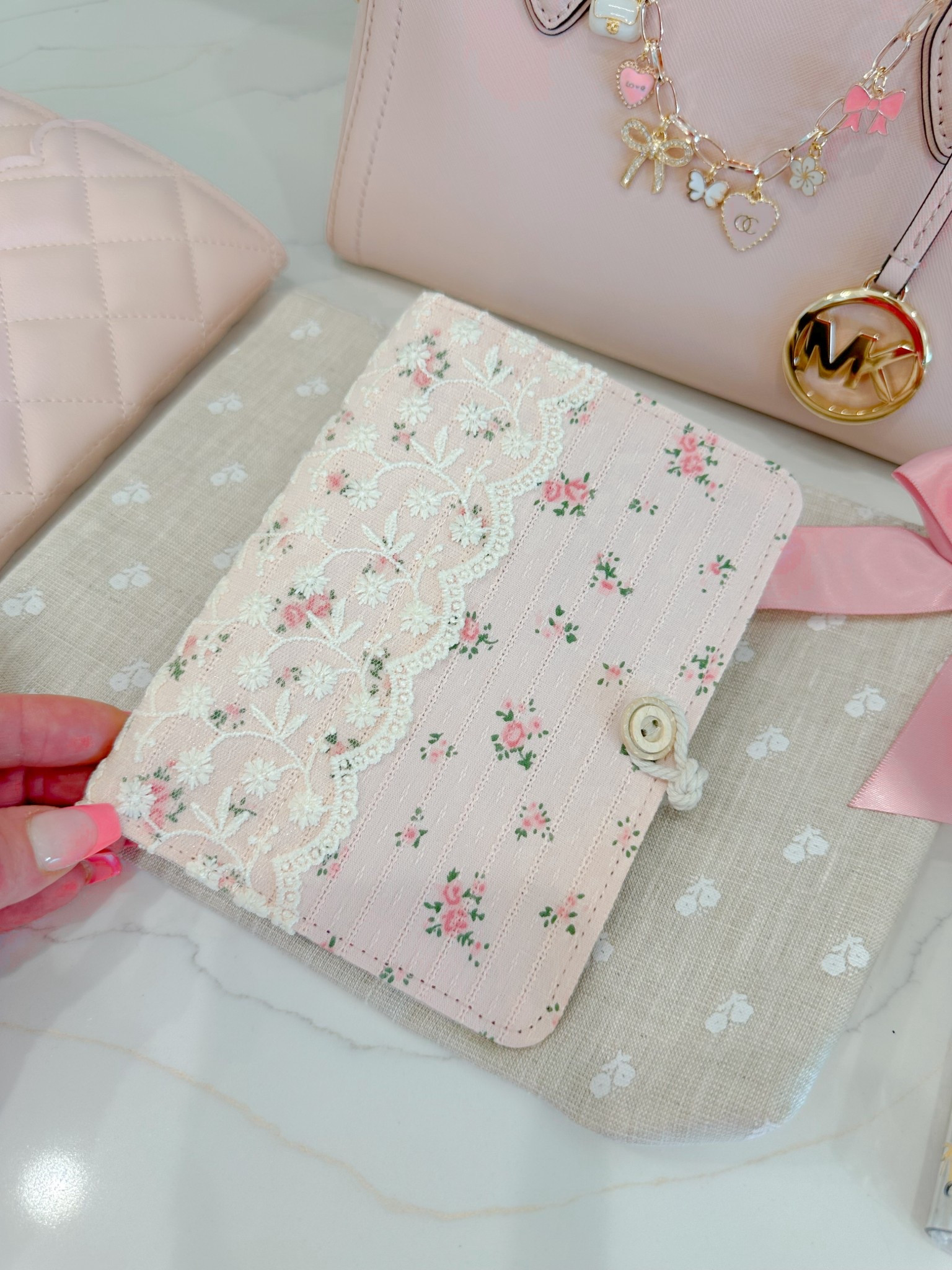 Favorites!
Planner cover 
Pink 
Purses 
Office 
Tote bag 
Work 

#LTKSaleAlert #LTKStyleTip #LTKItBag