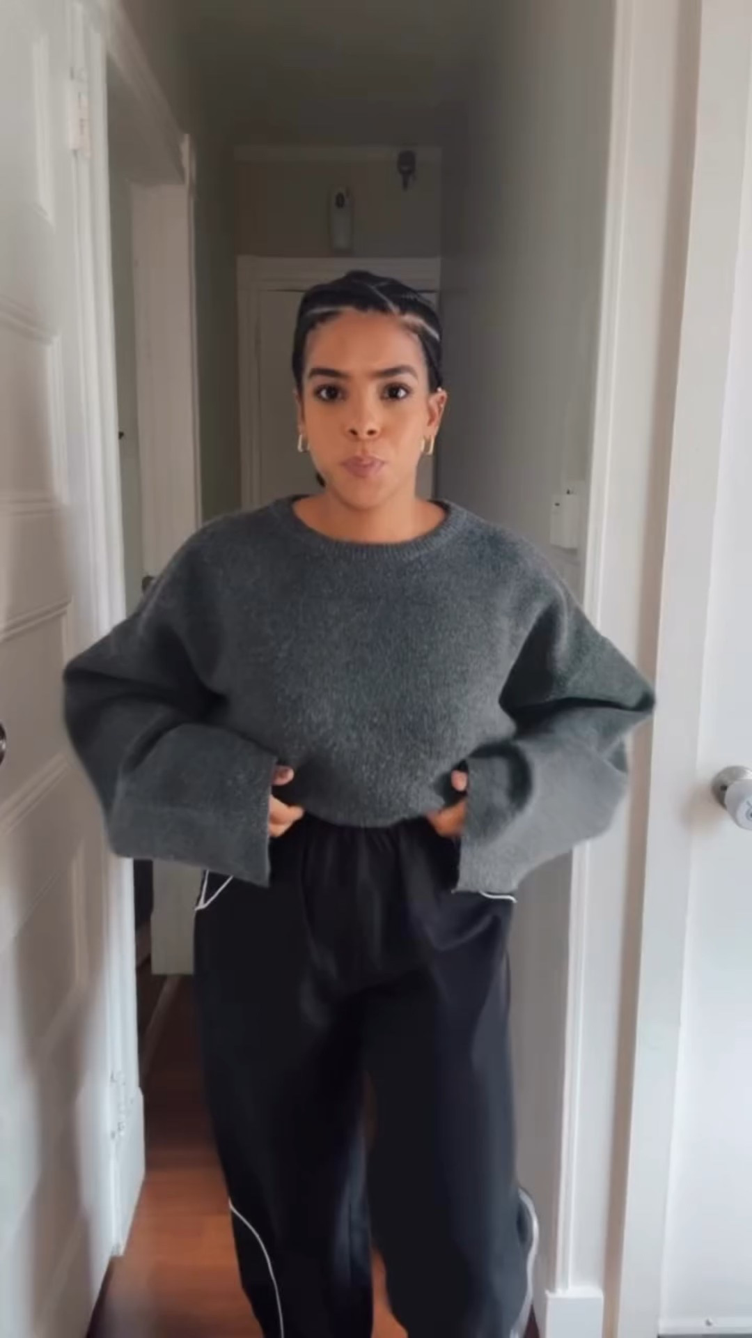 Eso no se pega more! 😘

Anyways guys checkout this beautiful sweater from @Commense 😍

It’s nice and thick perfect for when those temperatures drop and it can be styled in many different ways. 🙌🏾

Let me know which is your favorite look! 🫶🏾

#Commense #OOTD #comfort #fashion #momfit