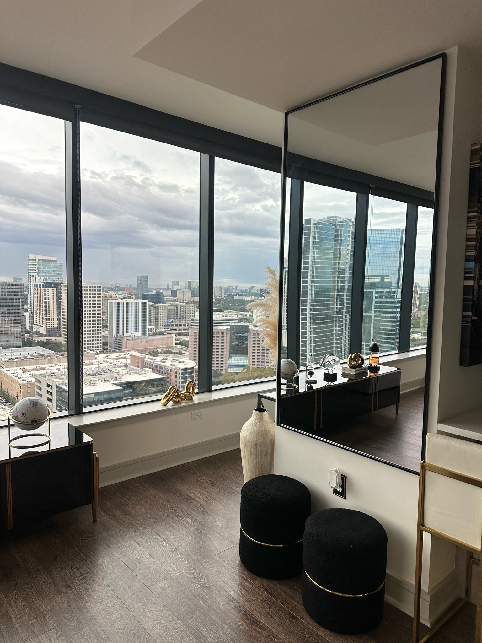 Mirror & ottomans 

#LTKHome