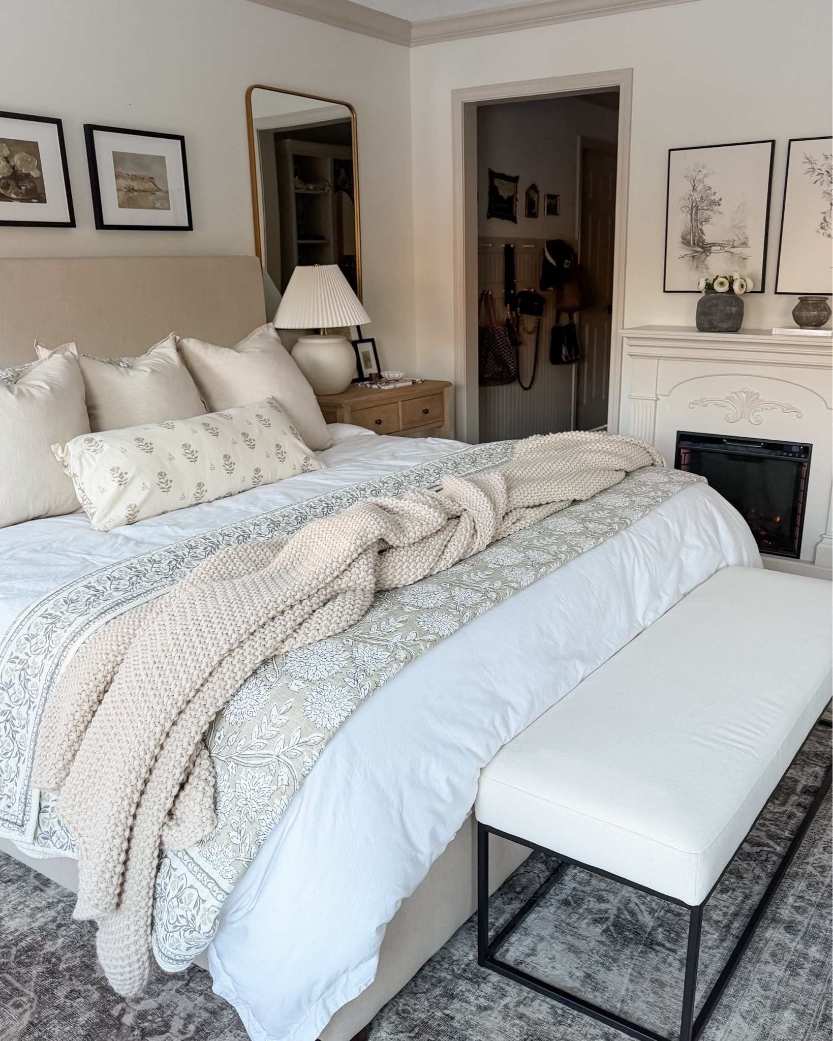 Neutral bedroom decor inspo. ❤️