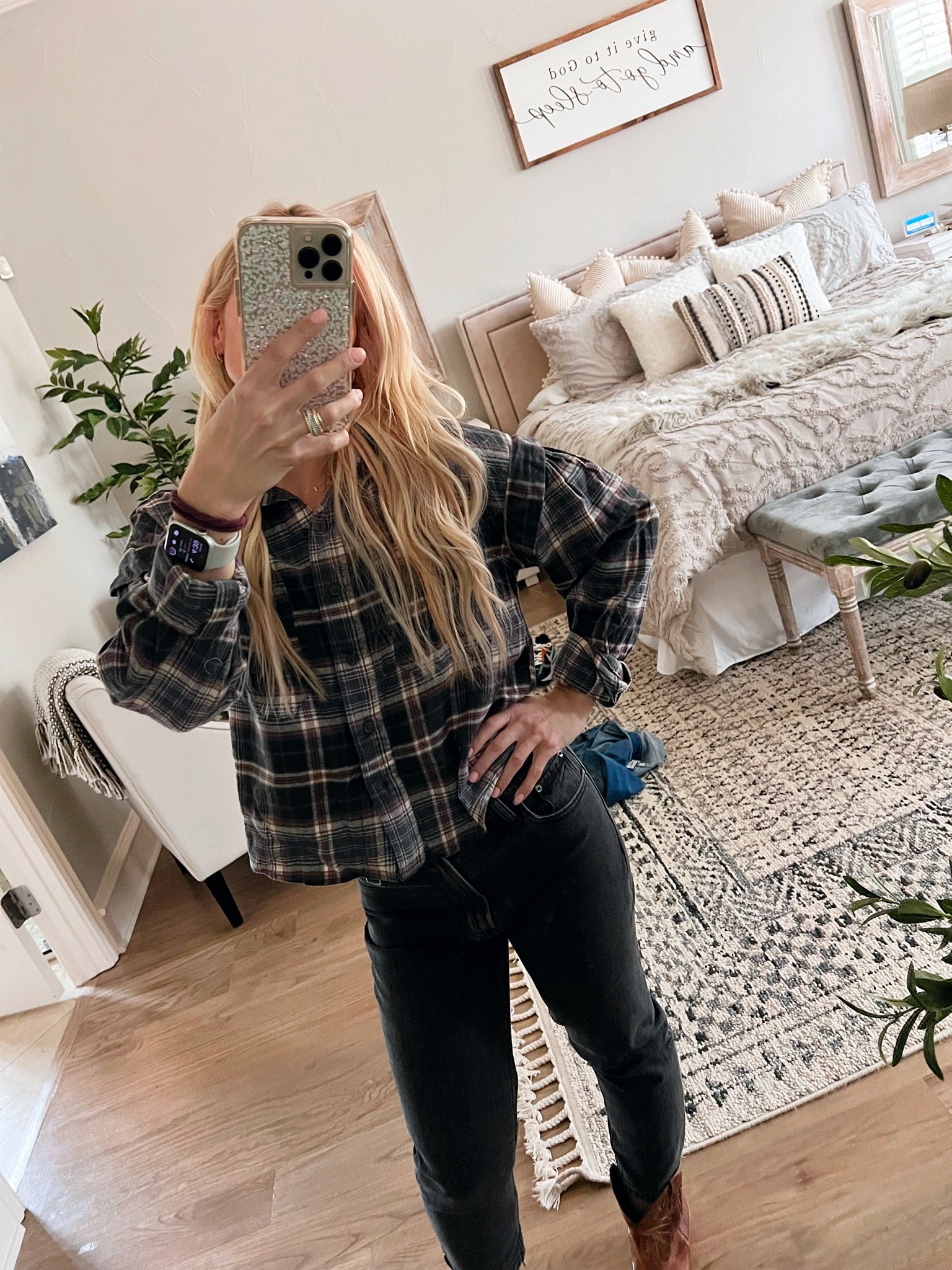 Okay universal thread. I’m here for your new ballon sleeve cropped flannel. 🍂🍁