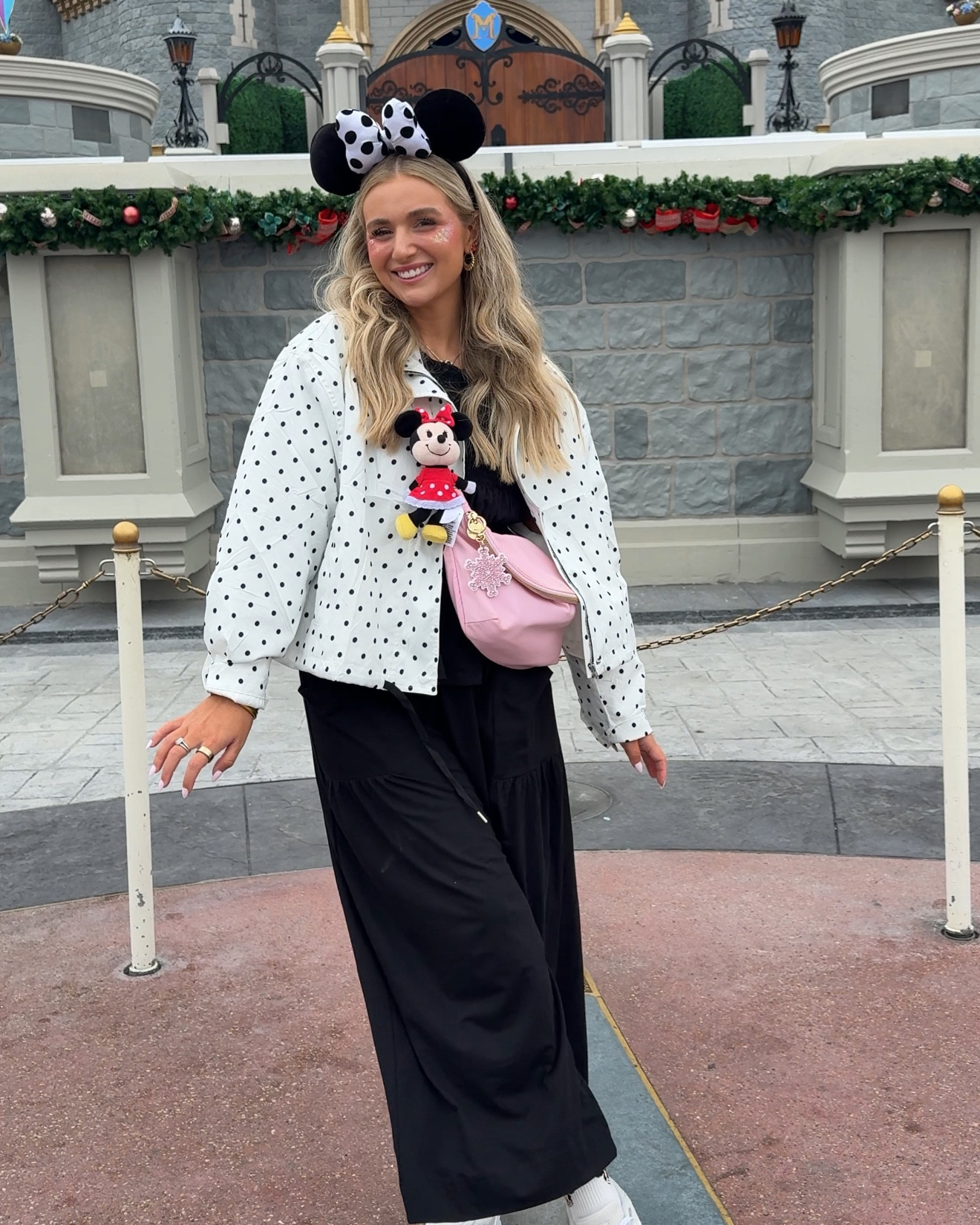 Magic Kingdom OOTD!! A little chilly weather ❄️💕 Loving pokadots!!! #Disney #Ootd #November #Outfitinspo #Disneyworld #Nuimo 