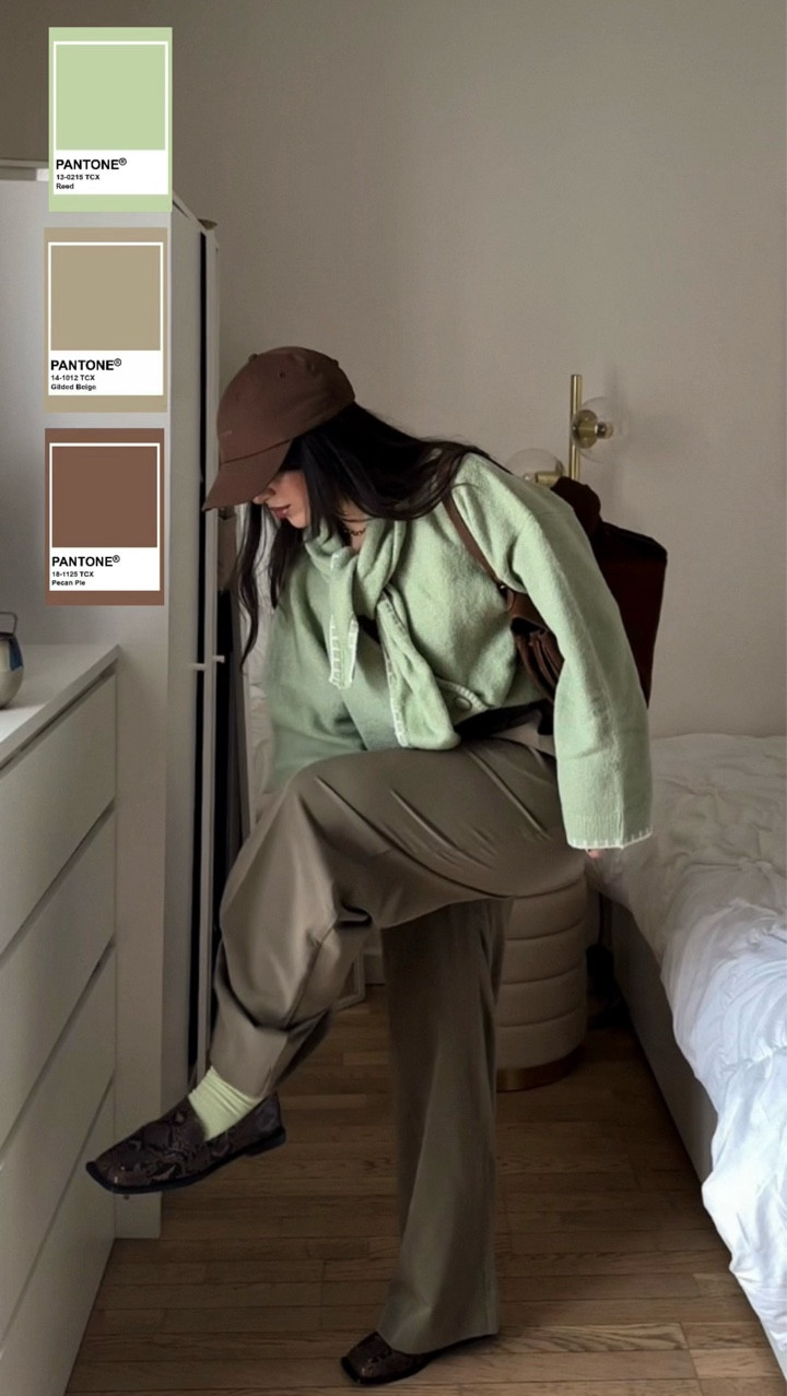 New color unlocked 💚🍀🍃🥑🥝
Details :
Pants - @topshop 
Cardi - @asos 
Socks - @lindexofficial 
Shoes - @raid.london 
Bag - @voviabags 
Cap - @newbalance 
.
.
.
.
.
.
.
.
.
.
#grwm #outfitinspo #outfitideas #winterstyle #winterfashion capsulewardrobe casuallook casualchic zara hm aesthetic lookbook lookdujour outfitdiaries minimalstyle Fashion winteressentials timelessfashion ootd Pinterest pinterestinspired