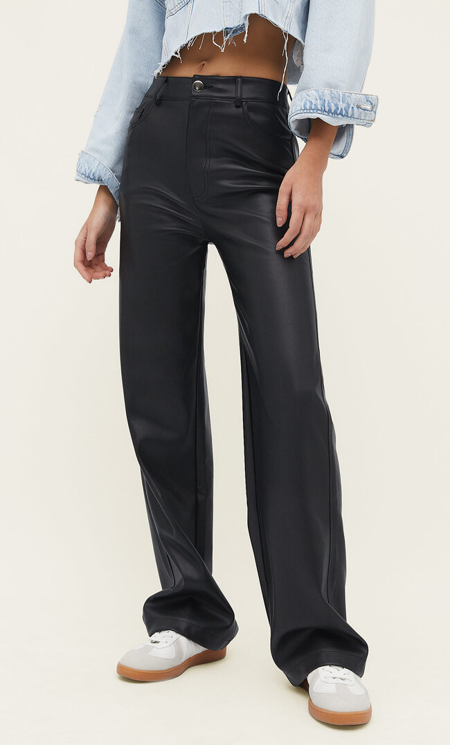 Pantaloni wide leg effetto pelle | Stradivarius (IT)
