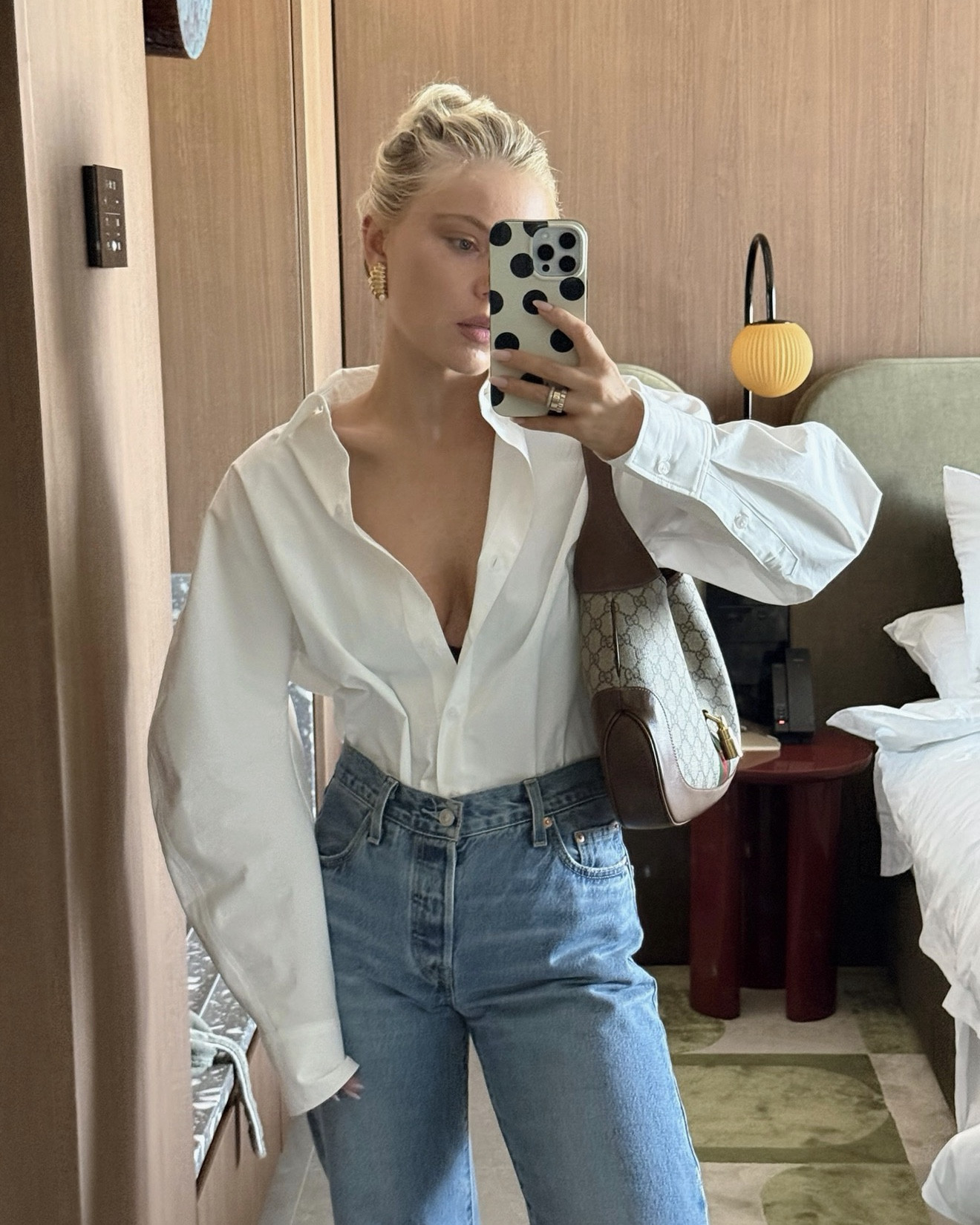 New white shirt + denim 🤍 