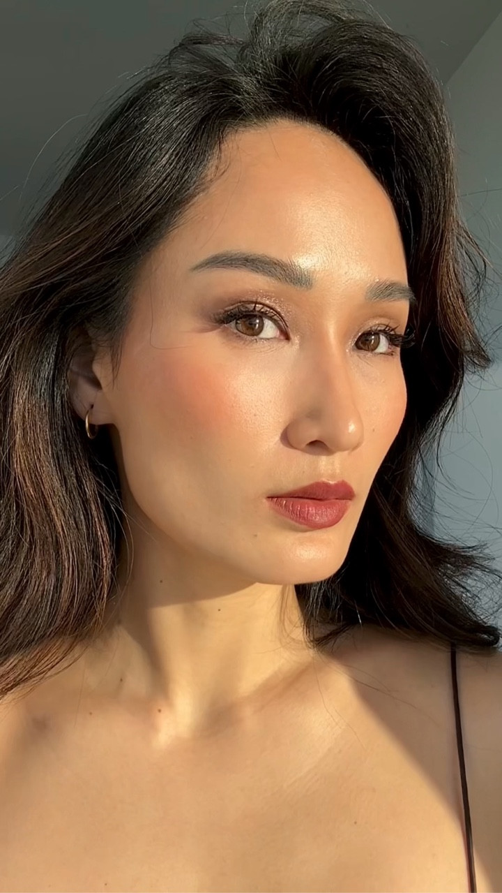 Try this combo for an easy fall shimmer eye: @r.e.m.beauty Muse + @pradabeauty lipstick in Tonka + @lancomeofficial Lash Idôle Flutter.