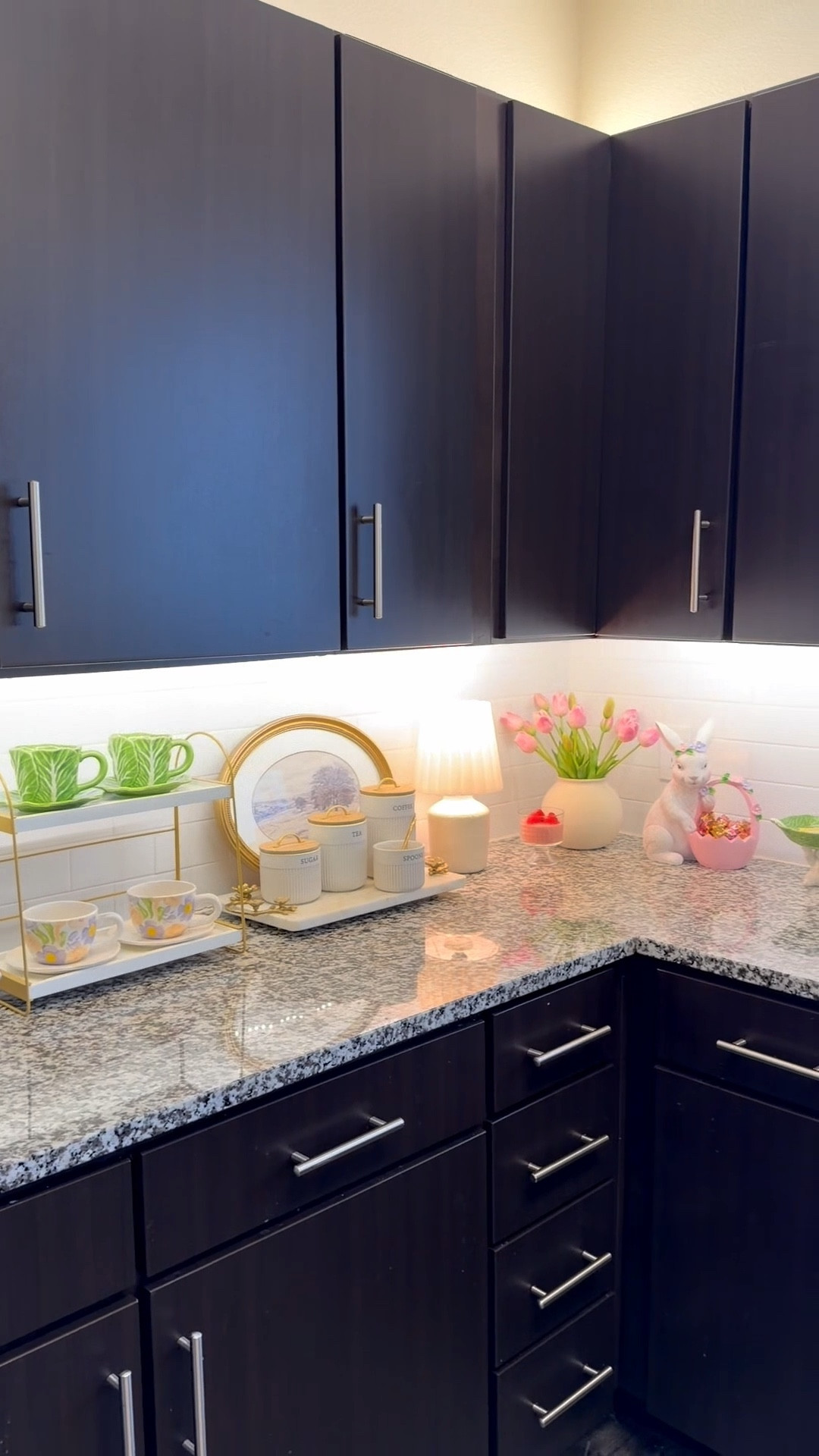 Tu casa también merece florecer contigo esta primavera. 🌸✨

A veces pensamos que necesitamos comprar muchas cosas nuevas para sentir un cambio… pero la verdad es que un pequeño refresh, unos detalles lindos y un poquito de amor pueden transformar todo el ambiente de tu hogar.

Hoy le di un toque de primavera a mi cocina y automáticamente se siente más fresca, más acogedora y más feliz. Y algo que siempre les digo: cuando tu casa se siente bonita, tú también te sientes mejor en ella.

No importa si es algo pequeño. Agradece lo que tienes hoy y hazlo sentir especial. 🤍

Si a ti también te gusta la decoración y disfrutas darle ese toquecito lindo a tu hogar, escribe “PRIMAVERA” en los comentarios y te envío una lista con algunos detallitos de decoración de temporada para que también le des ese refresh a tu cocina. 🌿✨

#springdecor #decoracionhogar #kitchendecor #springrefresh #homeinspiration #stylebylily

#LTKSeasonal #LTKHome