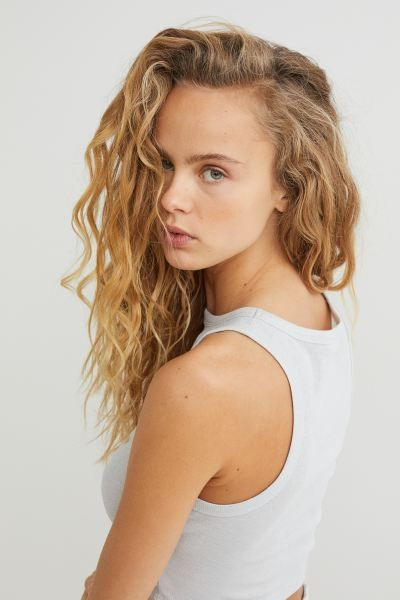 Fitted, sleeveless crop top in soft jersey. | H&M (US + CA)