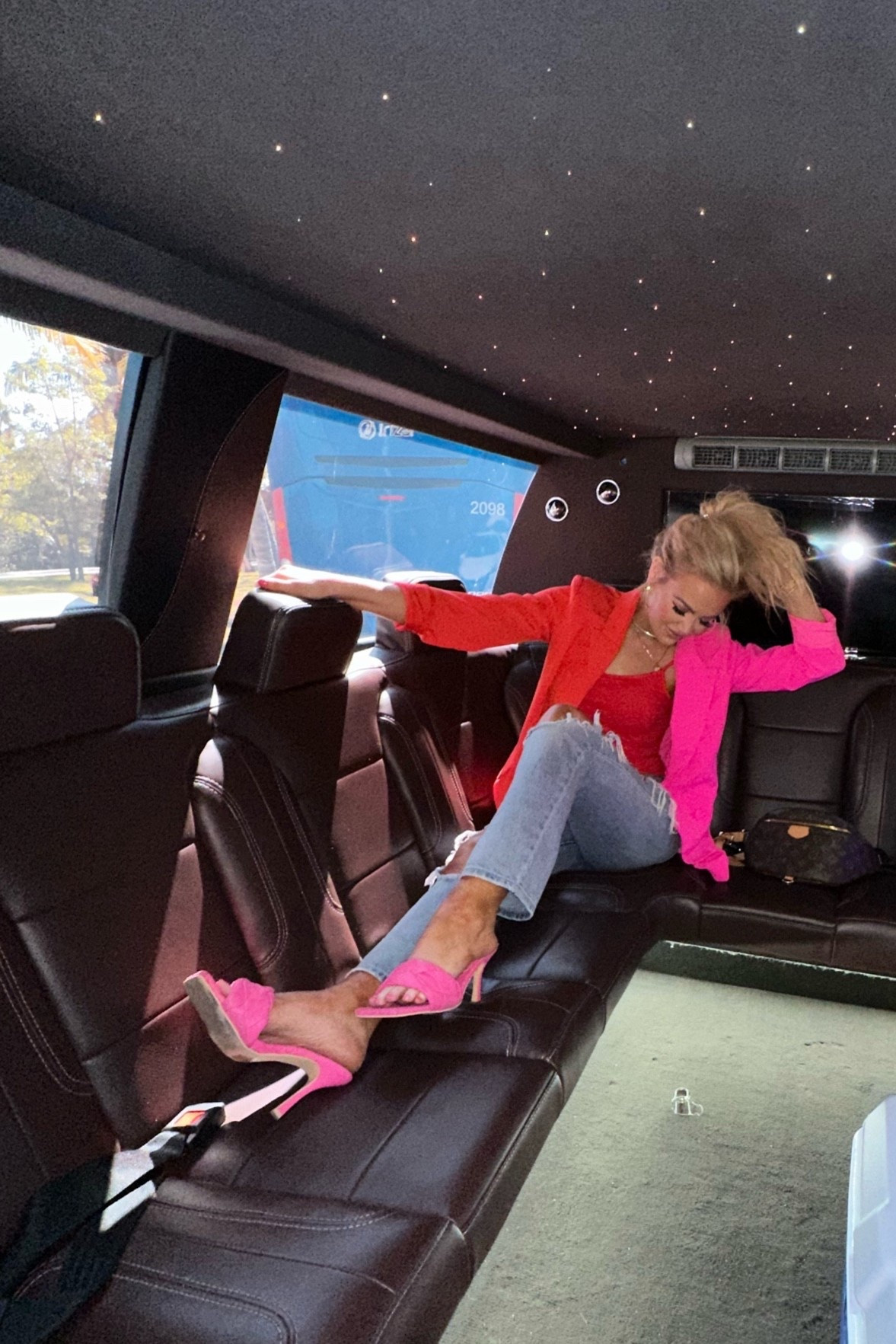 Necessities for performing that help America’s First Female Speedpainter and performer in big ways & make me smile like this- limo not included, but always welcomed haha! Linking some helpful things + great finds! 

Jessicakhaas
Speedpainter
Events
Live painter
Travel 
Game day
Gameday outfit
Performance painter
Entertainment


#LTKParties #LTKStyleTip

#LTKTravel