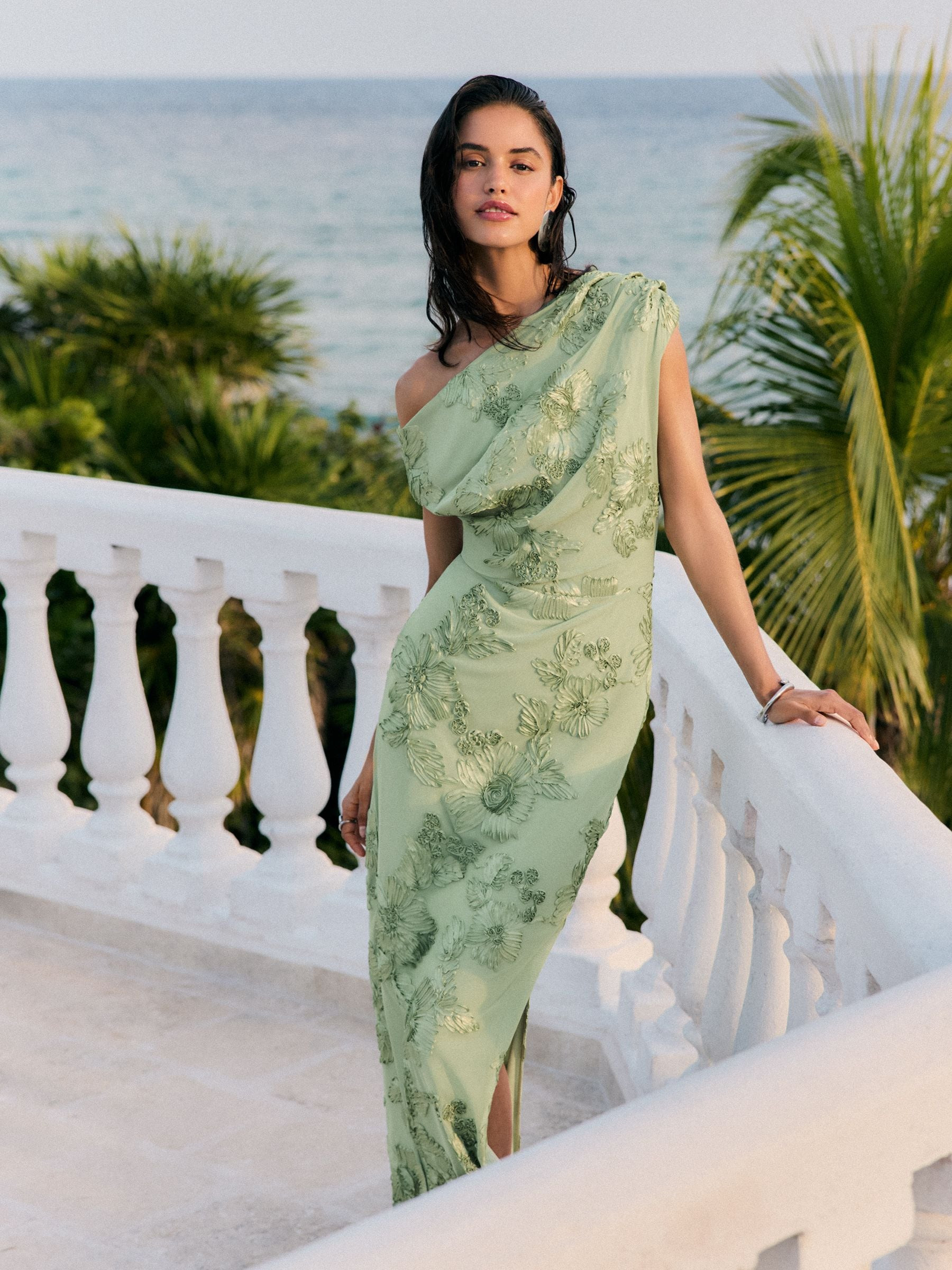 Kjøp  Salvie Grønn - Friends Like These Teksturert drapert Midi-kjole med én skulder from Next... | Next EU