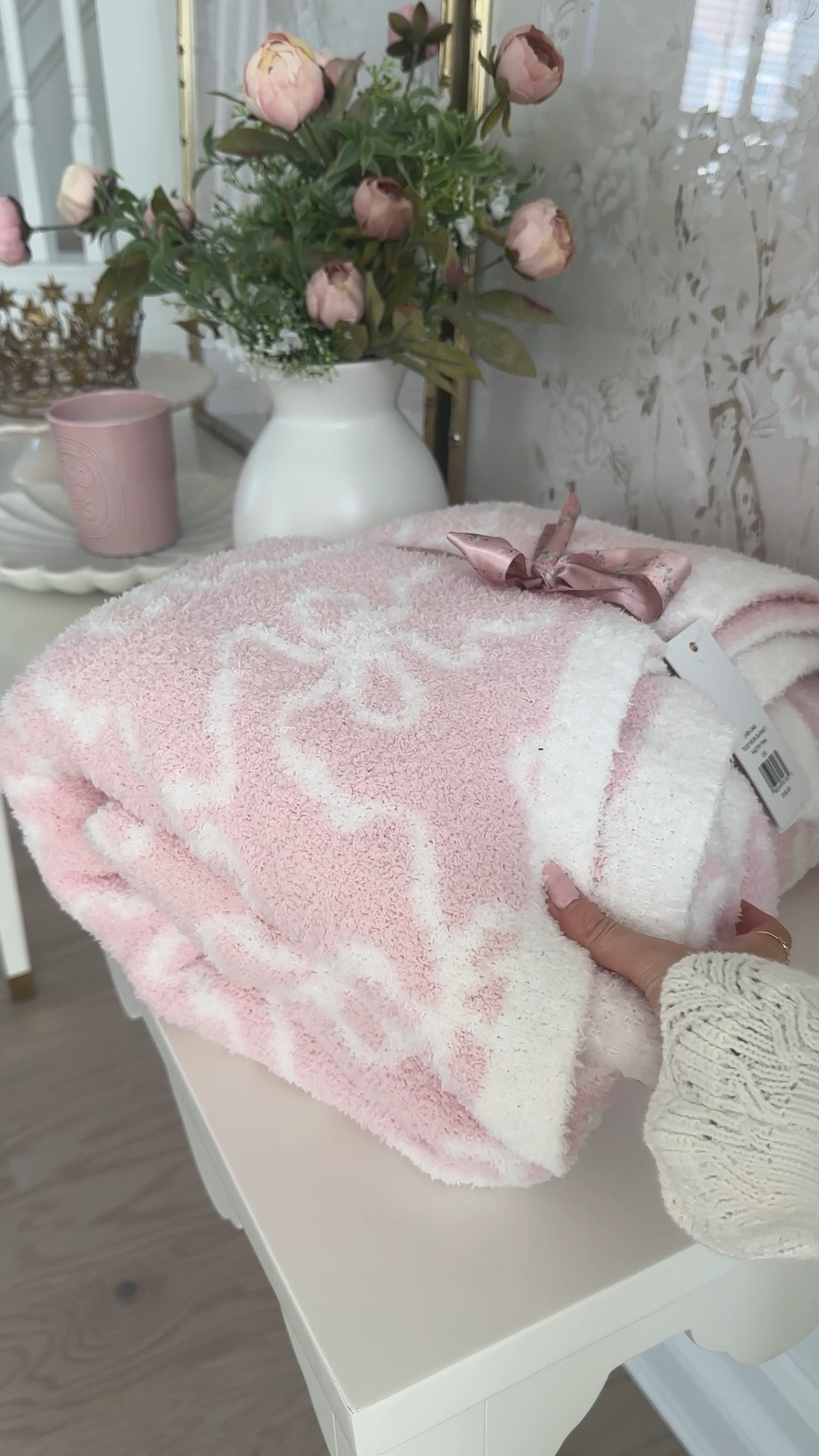 Bow blanket! Makes a perfect Christmas gift for her! 🎀 holiday guide 

#LTKHoliday #LTKGiftGuide #LTKVideo