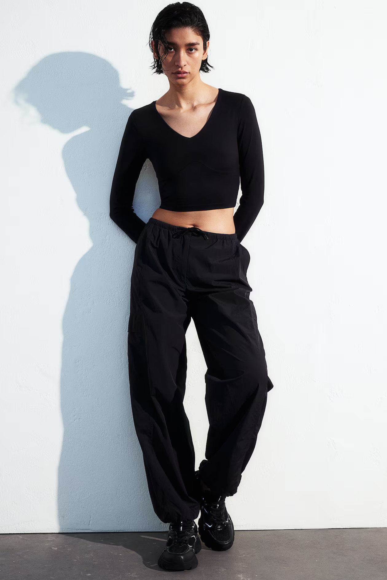 DryMove™ Fallschirmhose im Cargostil - Normale Bundhöhe - Lang - Schwarz - Ladies | H&M AT | H&M (DE, AT, CH, NL, FI)