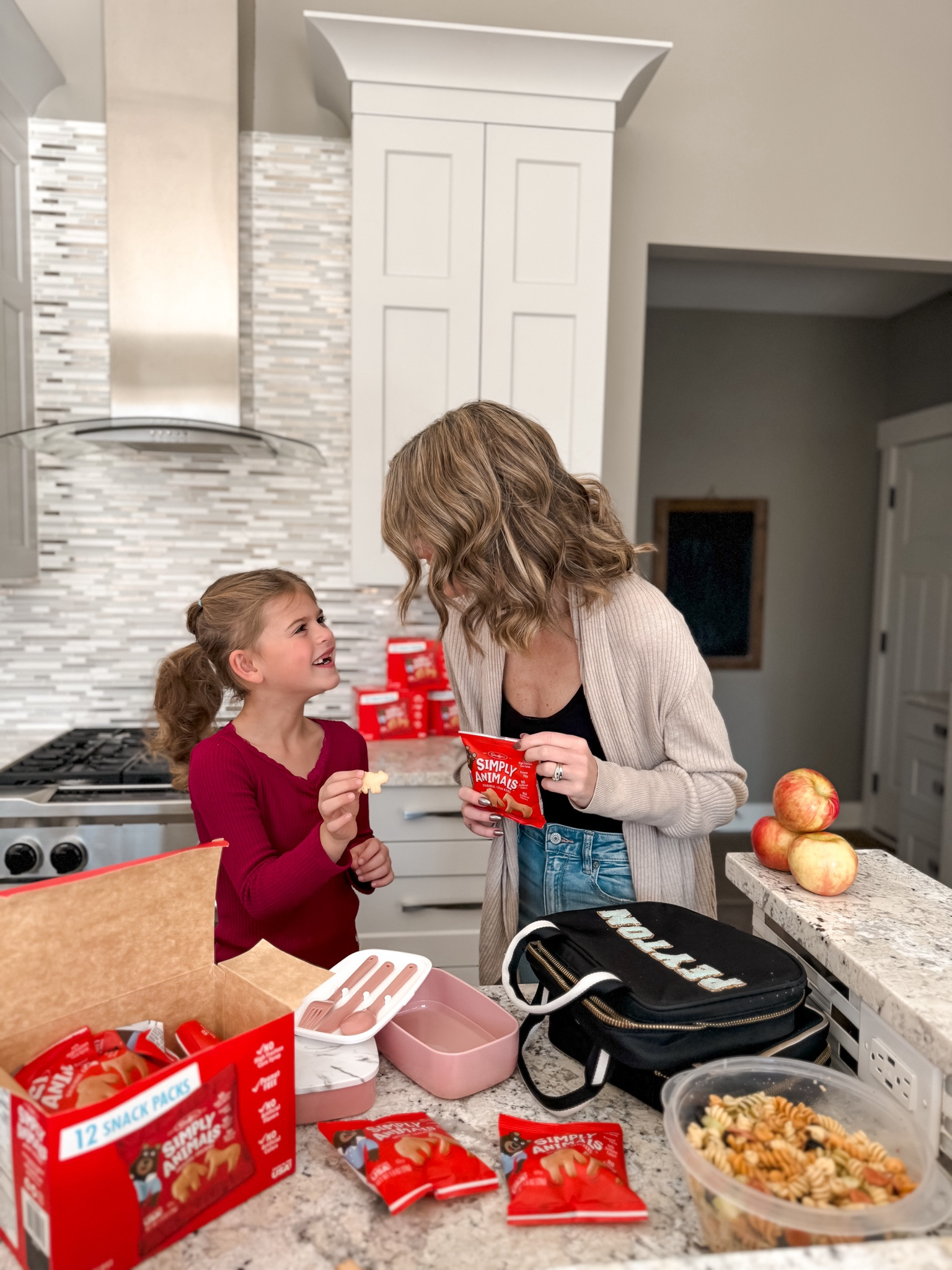 Our school day mornings are go, go, go. We have to hustle to get to two different bus stops, have soccer and gymnastics stuff ready to go for after school, AND not forget everyone’s snacks and lunches (all before 8am😵‍💫)
[ad] When it comes to school snacks, we have to send in snacks that are peanut-free. I love sending the girls with @simplyanimalssnacks, which are made in the USA in a peanut-free facility!
The Simply Animals 12 packs are so convenient. These aren’t just great for snacking on-the-go at school — we take them along on road trips and to soccer practice! And with only 120 calories per serving, I’m a big fan 😉
For a chance to win a four-month supply of Simply Animals, follow @staufferscookie and @simplyanimalssnacks on IG and comment on one of their sweepstakes’ posts with which Simply Animals’ character you and your kiddos are most excited about getting to know out of Bryson the Bear or Taylor the Tiger!
#simplyanimals