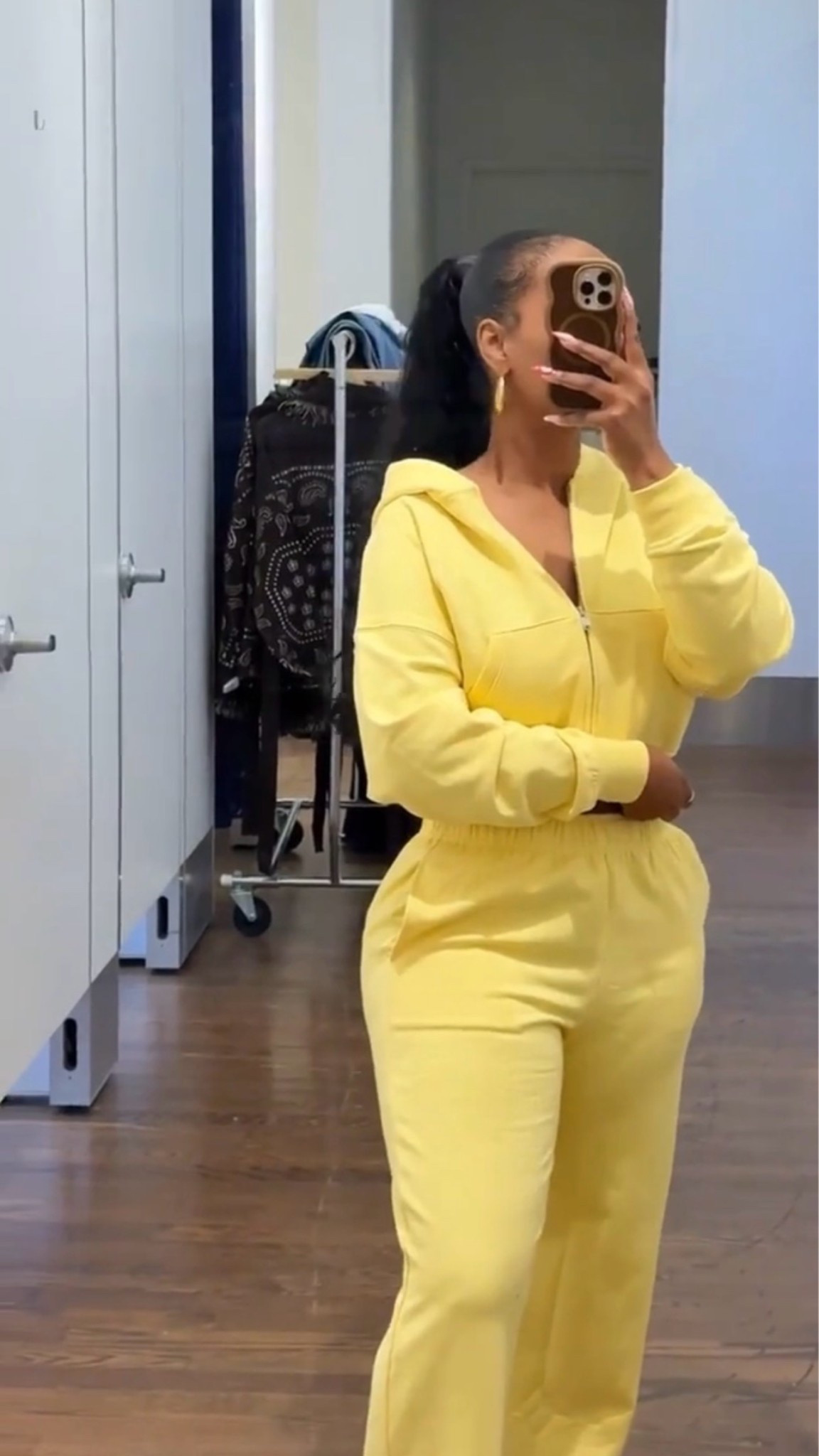 💛 Gap really did their thing with this set ✨ Soft, lightweight, and one of those outfits that makes you feel put together with basically zero effort. The yellow is SO good for spring/summer and I already know this would be on repeat for errands, airport days, coffee runs, or just cute comfy days ☀️

#LTKootd #LTKPetite #gapfinds #matchingset #springstyle #summeroutfit #travelstyle #coffeerunfit #comfyfashion

#LTKootd #LTKgrwm #LTKSeasonal