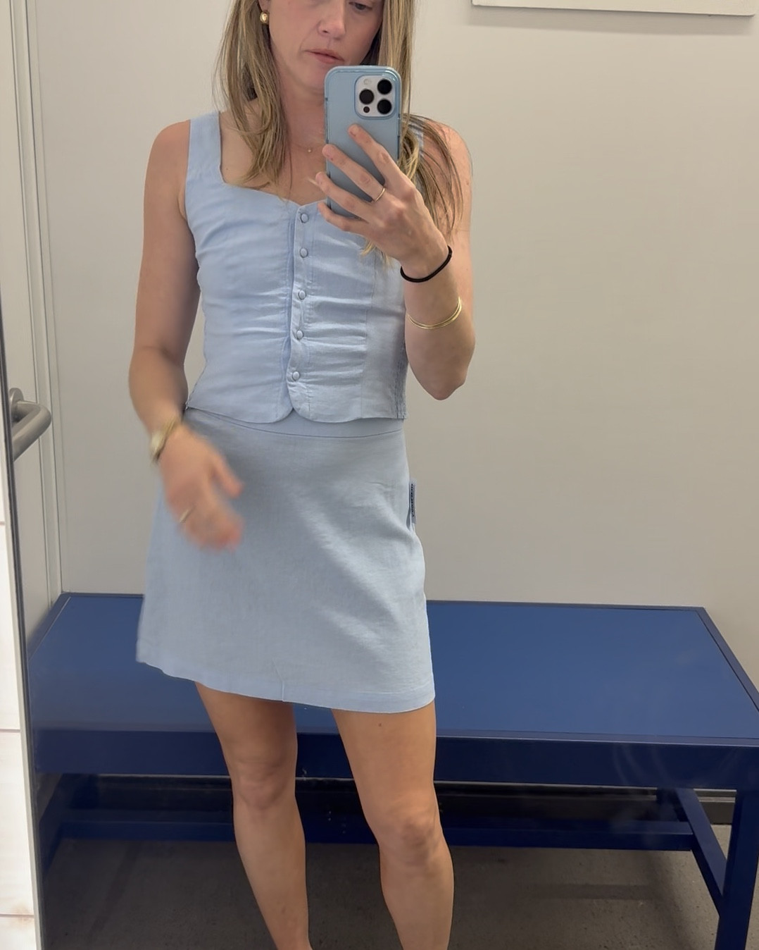 Xs in skirt, wearing and xs in the top but would go up a size to a size for a little more room like shown on the model.