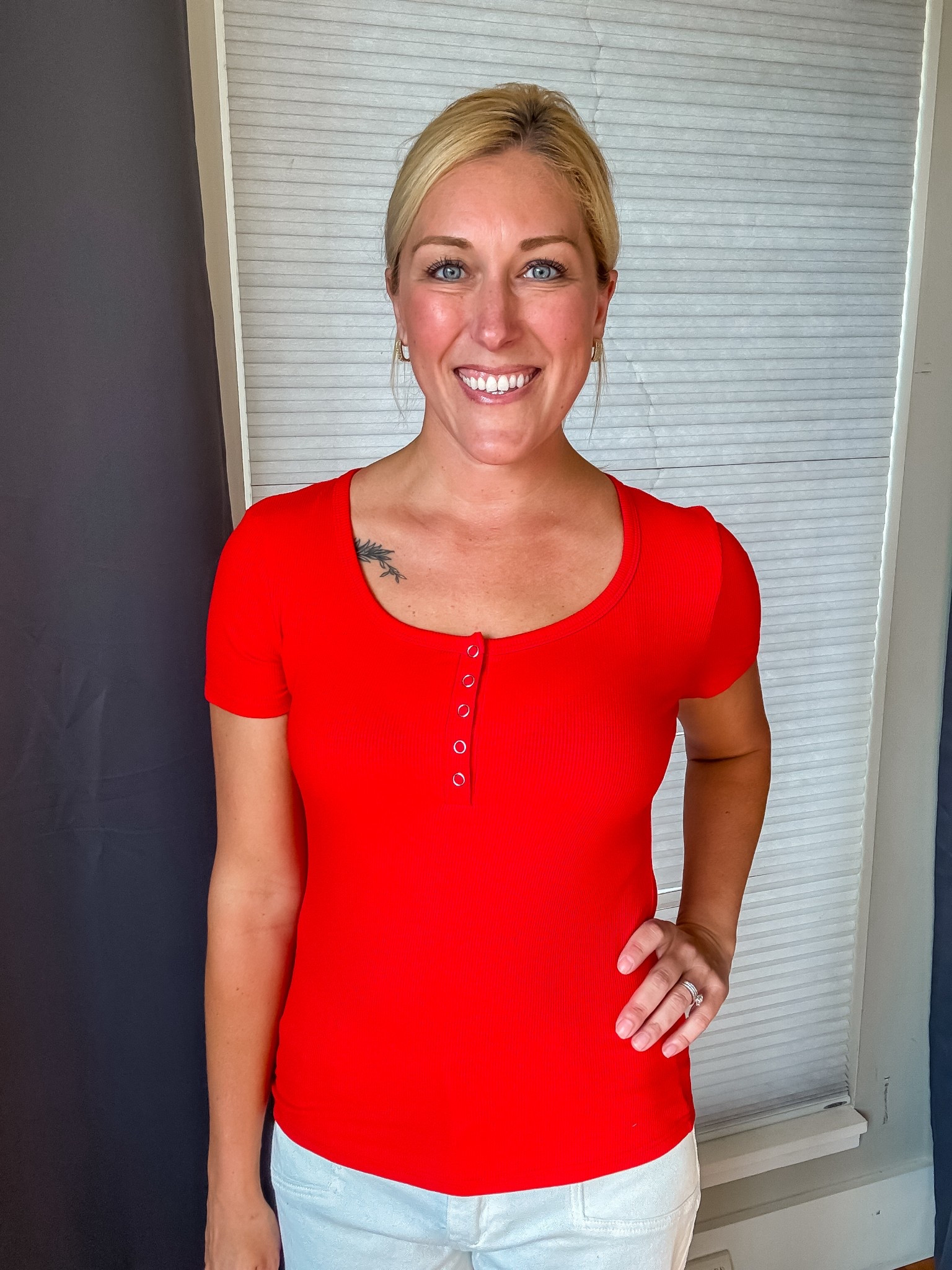 ☀️ Your new summer staple is here! ☀️
This ribbed short sleeve top is soft, stretchy, and seriously flattering with its trendy square neckline. 