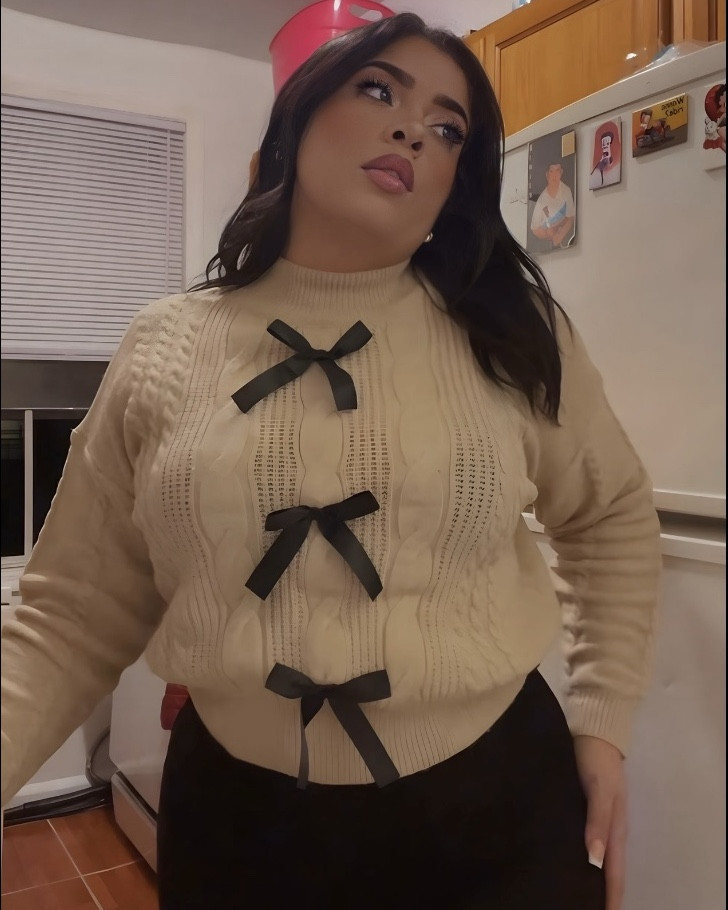 Festive bow crew neck

#LTKSeasonal #LTKHoliday #LTKGiftGuide