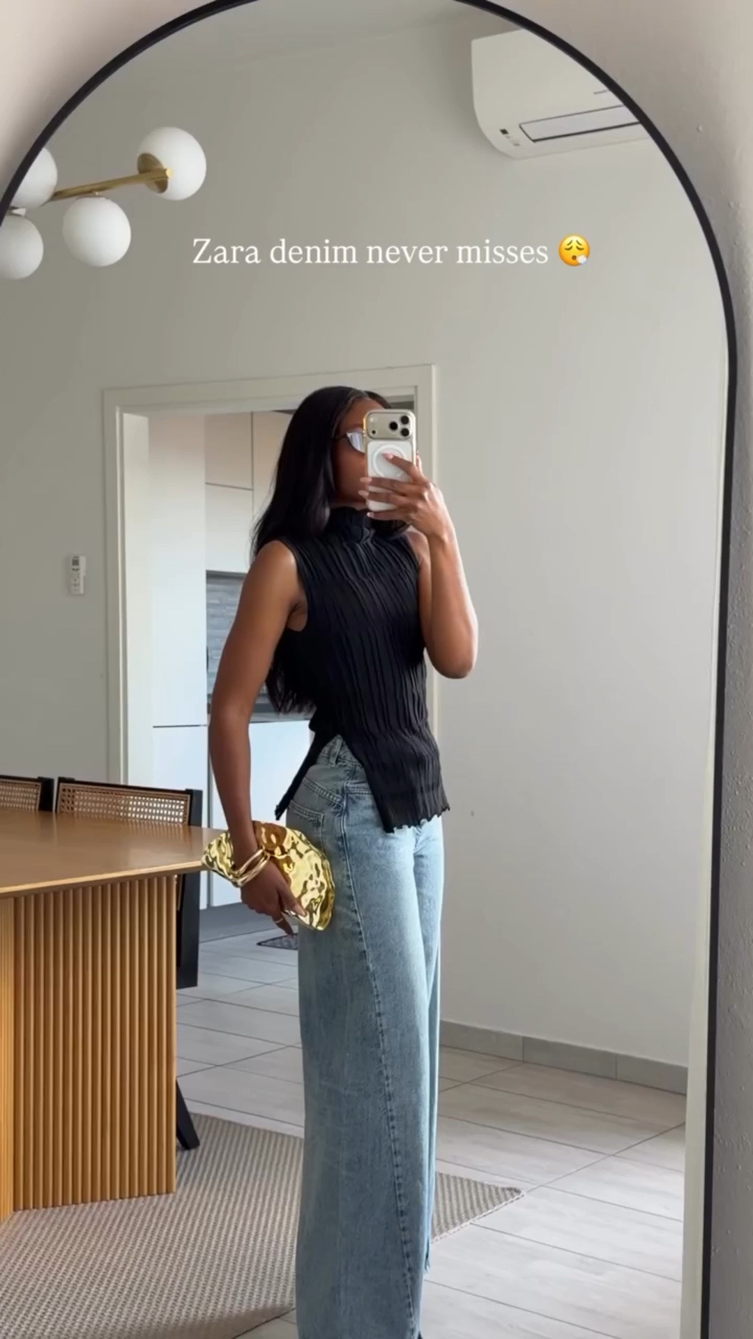 POV: you finally find Zara jeans that actually give the perfect effortless fit 🤍
Paired them with this cute zara black top and I’m obsessed with how flattering this combo looks 🧚🏽‍♀️
Wearing size EUR 34 in the jeans | 160 cm tall
#zara#denimoutfit #jeansoutfit

#LTKjeans #LTKpetite #LTKitalia