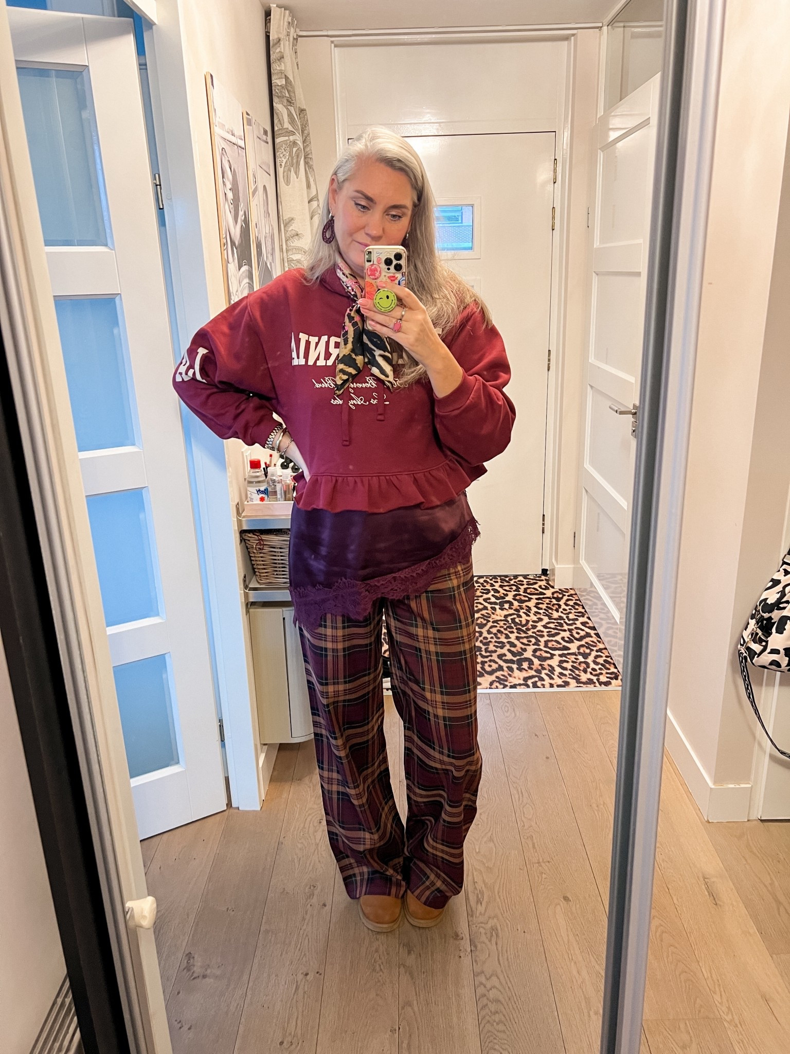 OOTD - bordeauxrode cropped hooded sweater met ruffles van Zara (L), asymetrische kanten top (L,  https://ms-mode-nl.mtpc.se/5974506), geruite pantalon met elastische taille (maat 40) en classic short Ugg boots. 



#LTKnederlands #LTKwinter #LTKeurope