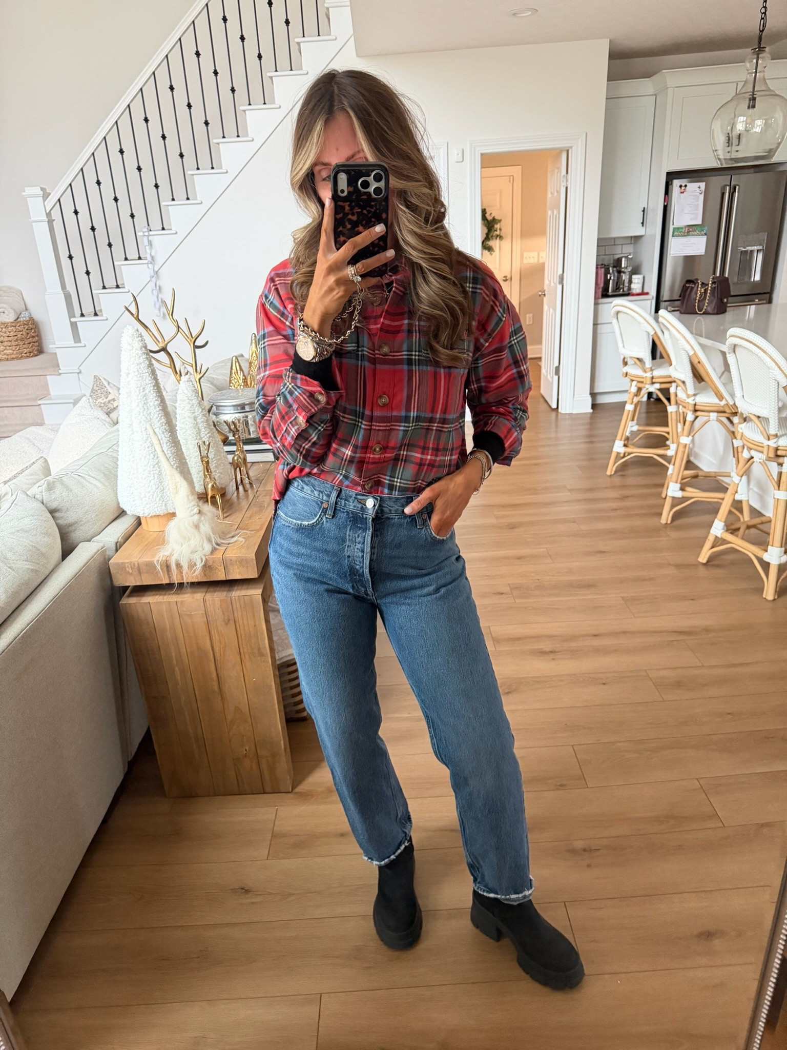 Casual outfit inspo, casual holiday look, festive plaid top, themominstylee

#LTKHoliday #LTKootd #LTKSeasonal