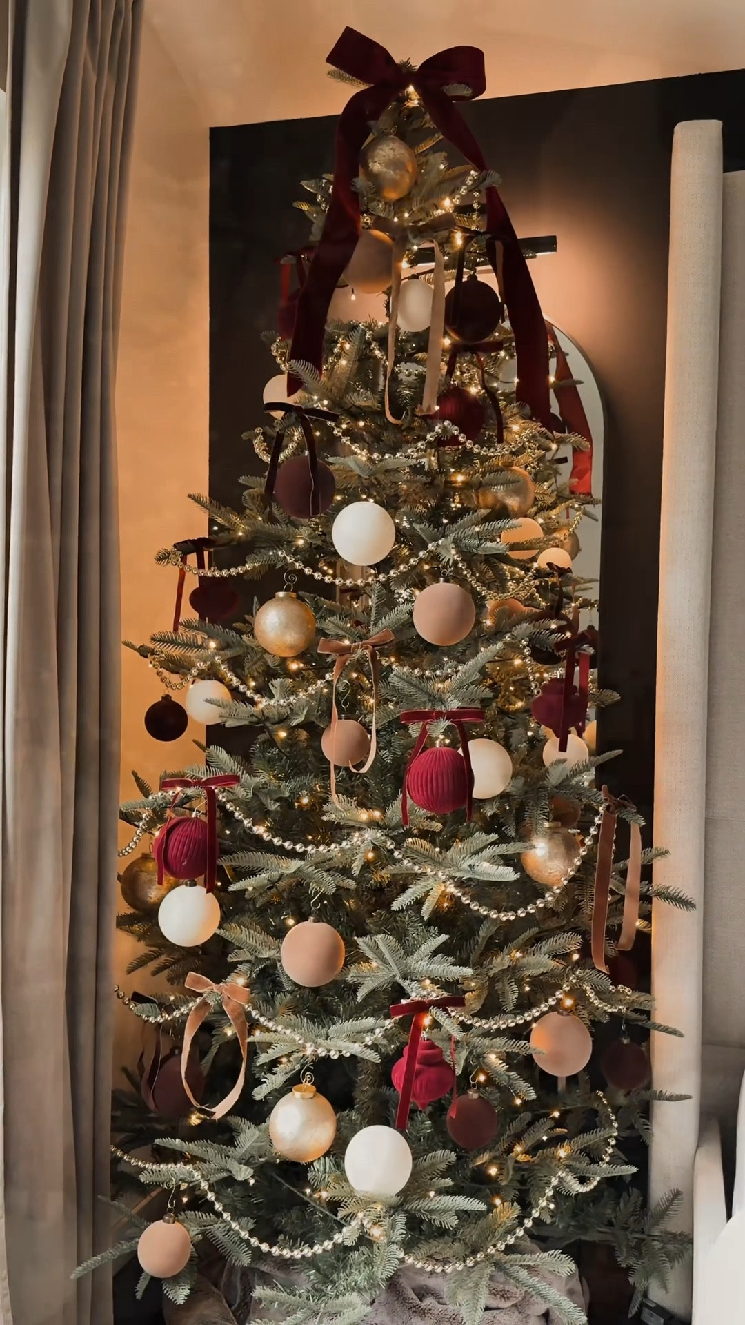 A dreamy moody Christmas bedroom ✨ In love with this color palette ♥️🤎

#LTKHome #LTKHoliday #LTKSeasonal