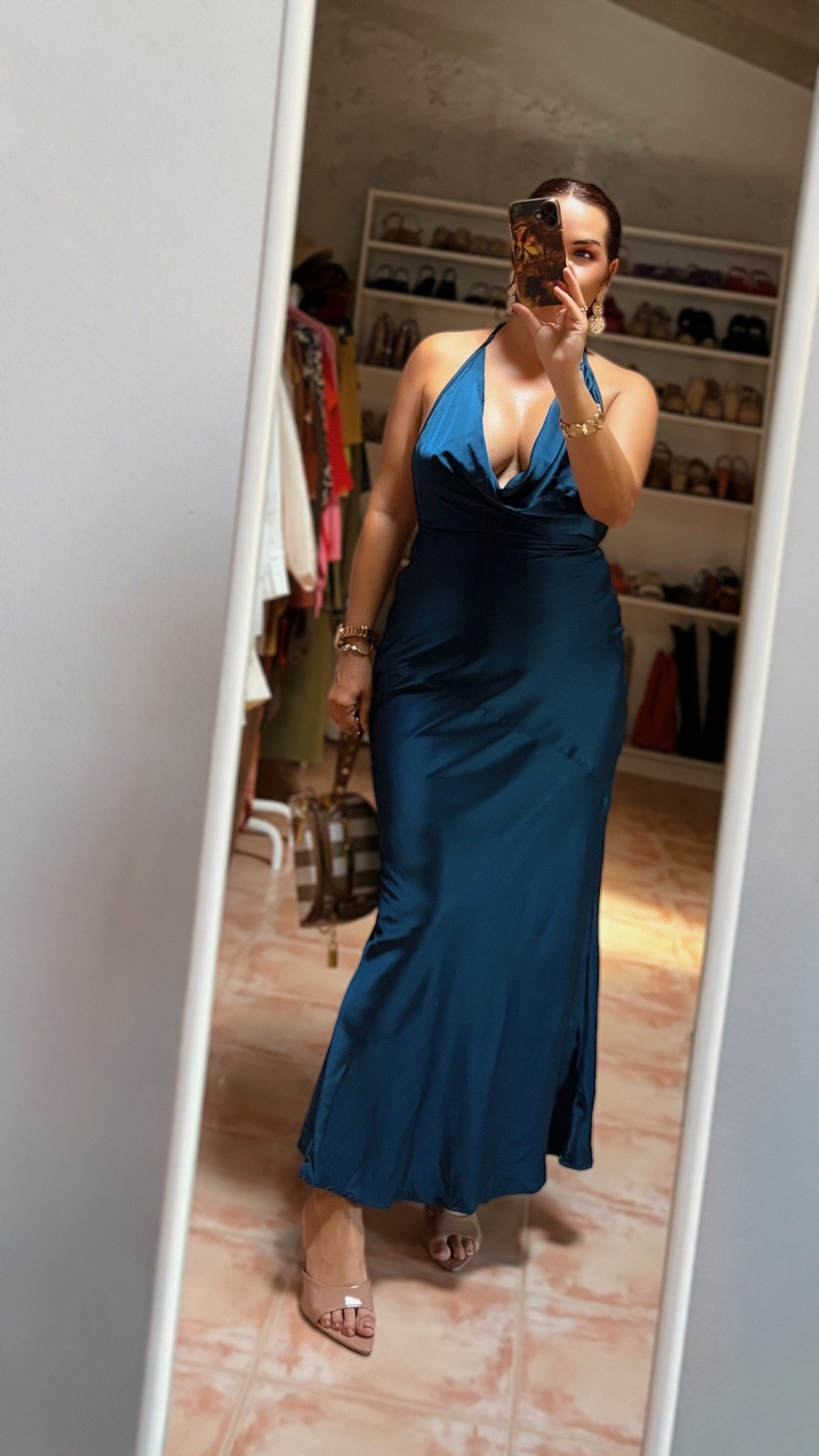Vestido de raso azul con espalda descubierta

#LTKespana #LTKeurope #LTKwedding